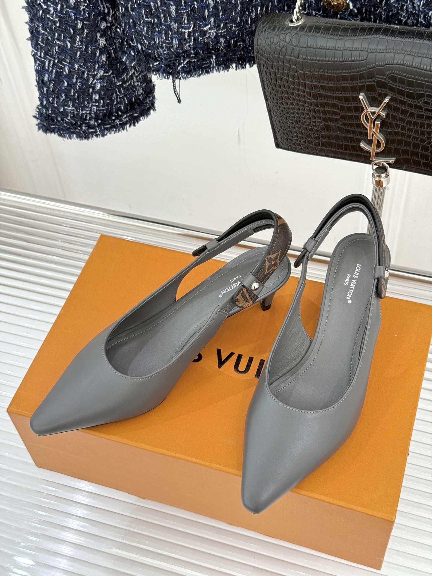 驴牌25WF秋冬新品老花水钻尖头后空高跟凉鞋感受先锋设计与经典格调的激情碰撞让足下生风 成为街头焦点。经