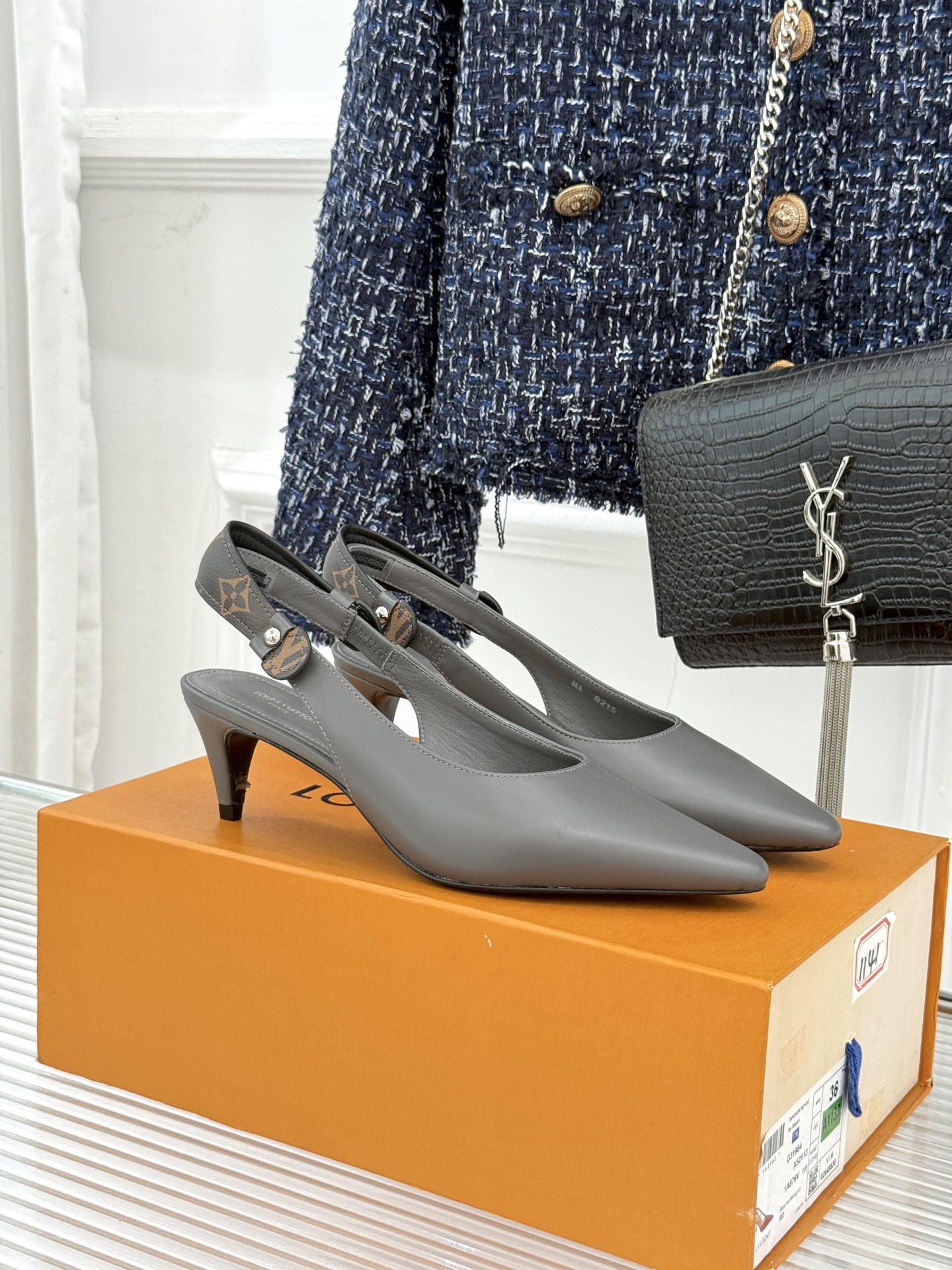 驴牌25WF秋冬新品老花水钻尖头后空高跟凉鞋感受先锋设计与经典格调的激情碰撞让足下生风 成为街头焦点。经