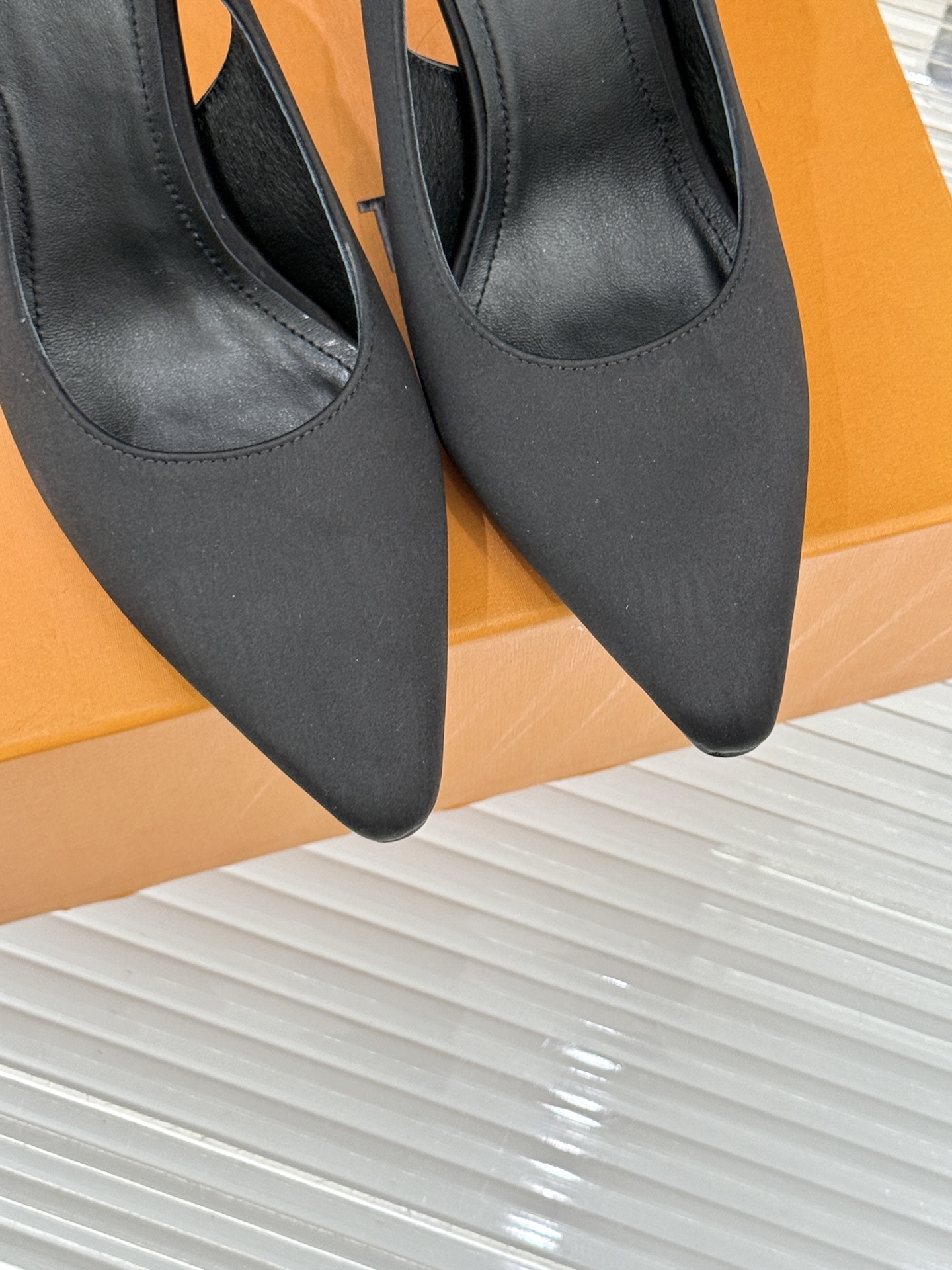 驴牌25WF秋冬新品老花水钻尖头后空高跟凉鞋感受先锋设计与经典格调的激情碰撞让足下生风 成为街头焦点。经