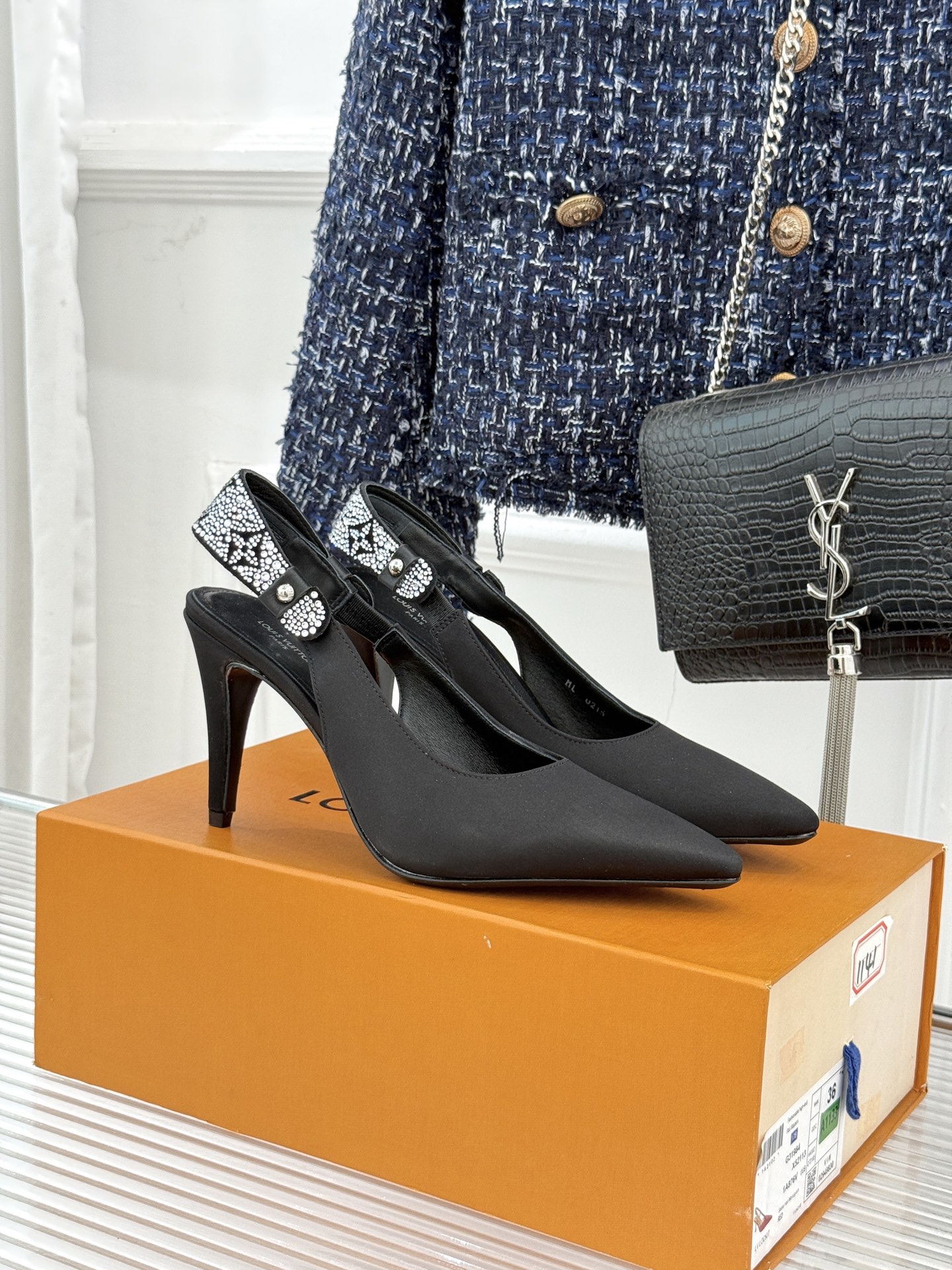 驴牌25WF秋冬新品老花水钻尖头后空高跟凉鞋感受先锋设计与经典格调的激情碰撞让足下生风 成为街头焦点。经