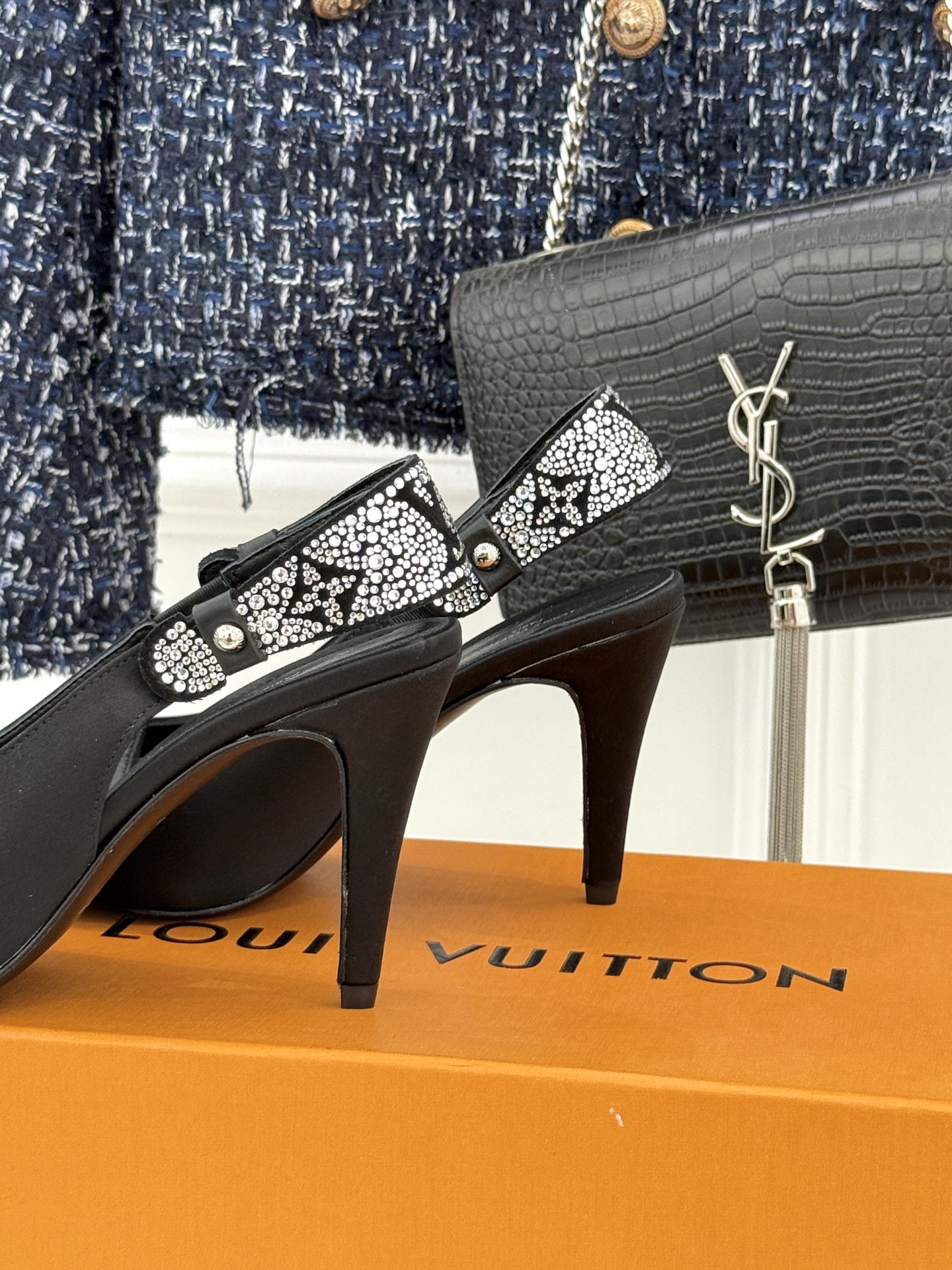 驴牌25WF秋冬新品老花水钻尖头后空高跟凉鞋感受先锋设计与经典格调的激情碰撞让足下生风 成为街头焦点。经