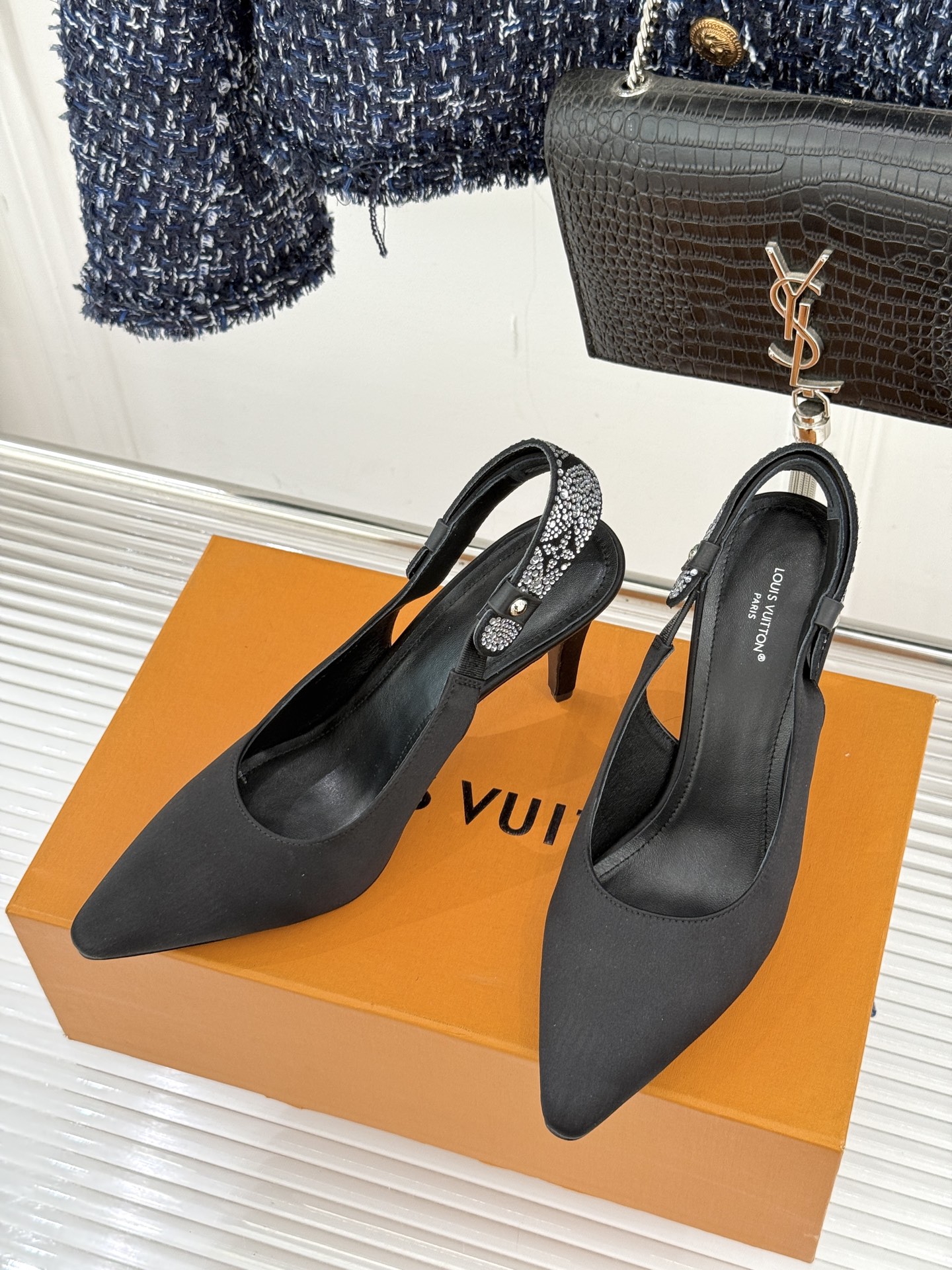 驴牌25WF秋冬新品老花水钻尖头后空高跟凉鞋感受先锋设计与经典格调的激情碰撞让足下生风 成为街头焦点。经