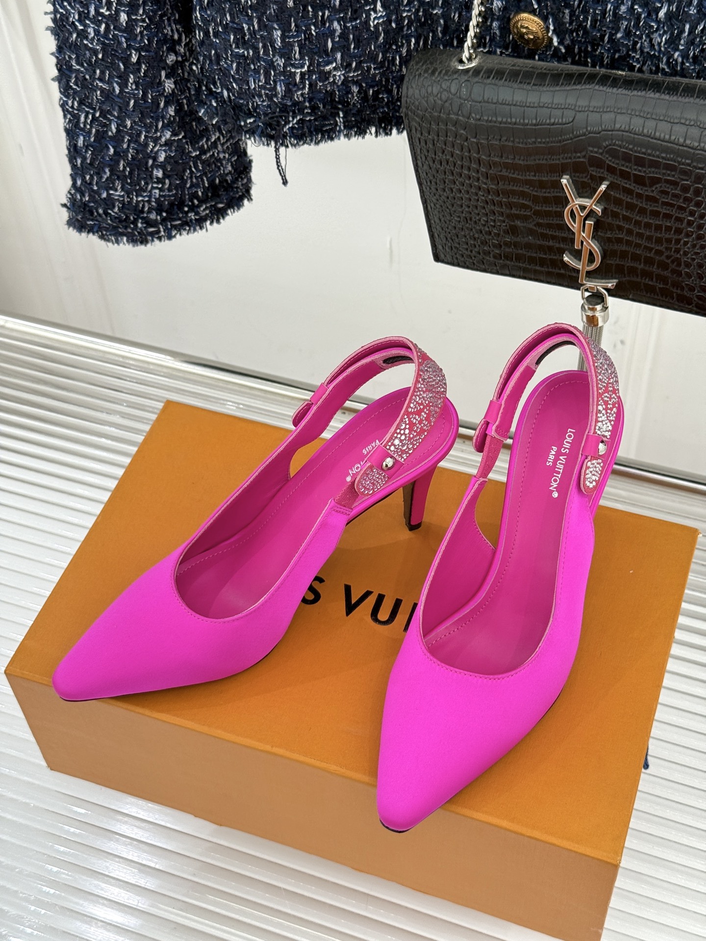 驴牌25WF秋冬新品老花水钻尖头后空高跟凉鞋感受先锋设计与经典格调的激情碰撞让足下生风 成为街头焦点。经