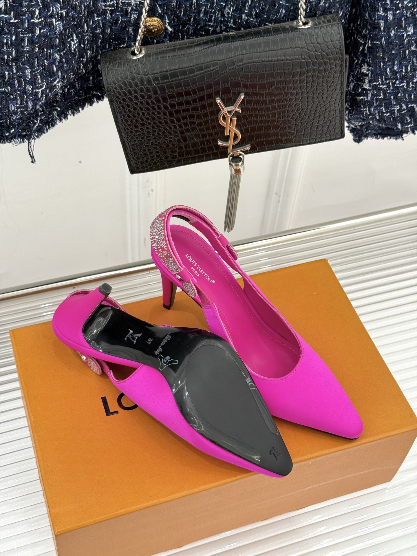 驴牌25WF秋冬新品老花水钻尖头后空高跟凉鞋感受先锋设计与经典格调的激情碰撞让足下生风 成为街头焦点。经