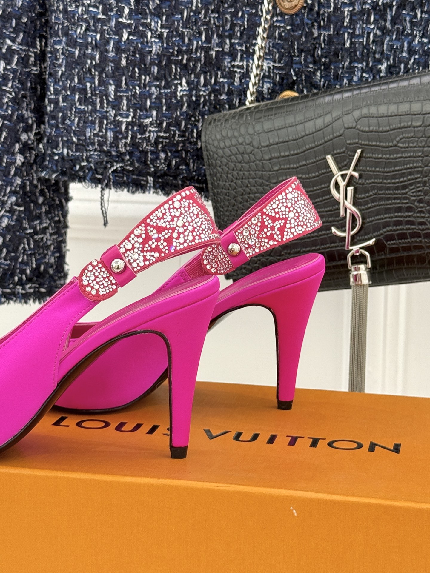 驴牌25WF秋冬新品老花水钻尖头后空高跟凉鞋感受先锋设计与经典格调的激情碰撞让足下生风 成为街头焦点。经