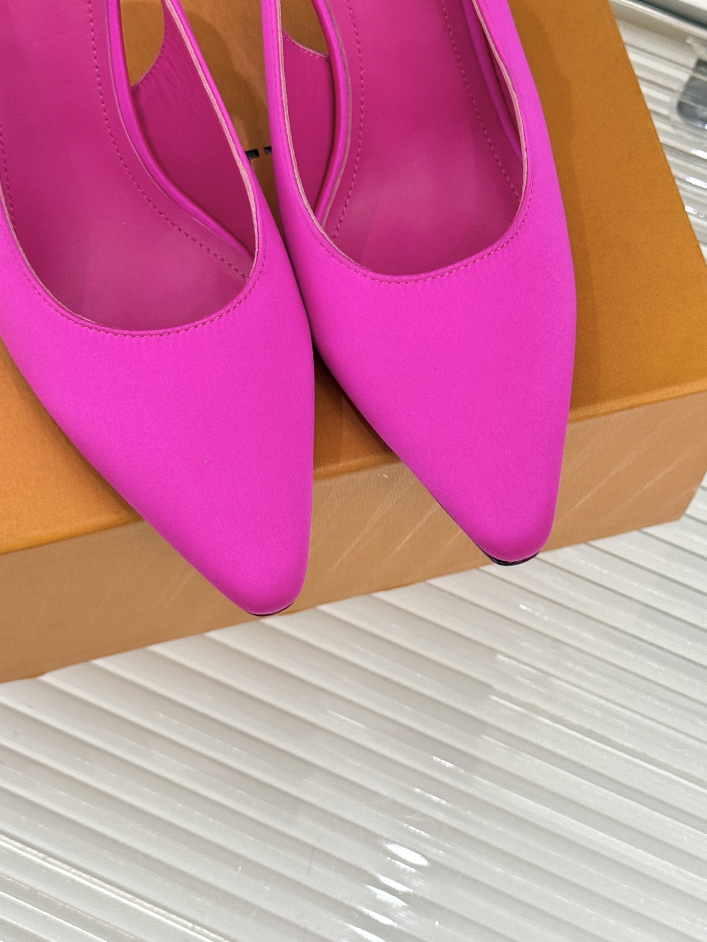 驴牌25WF秋冬新品老花水钻尖头后空高跟凉鞋感受先锋设计与经典格调的激情碰撞让足下生风 成为街头焦点。经