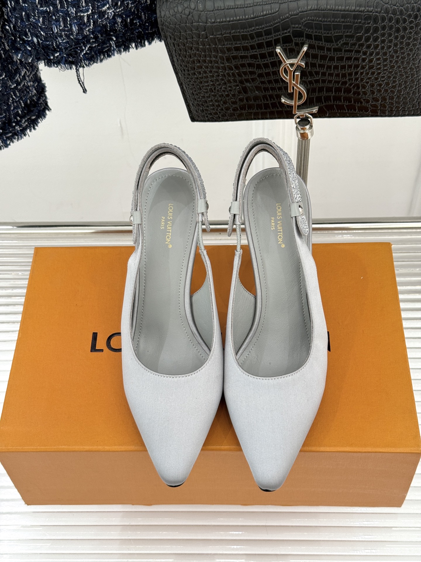 驴牌25WF秋冬新品老花水钻尖头后空高跟凉鞋感受先锋设计与经典格调的激情碰撞让足下生风 成为街头焦点。经