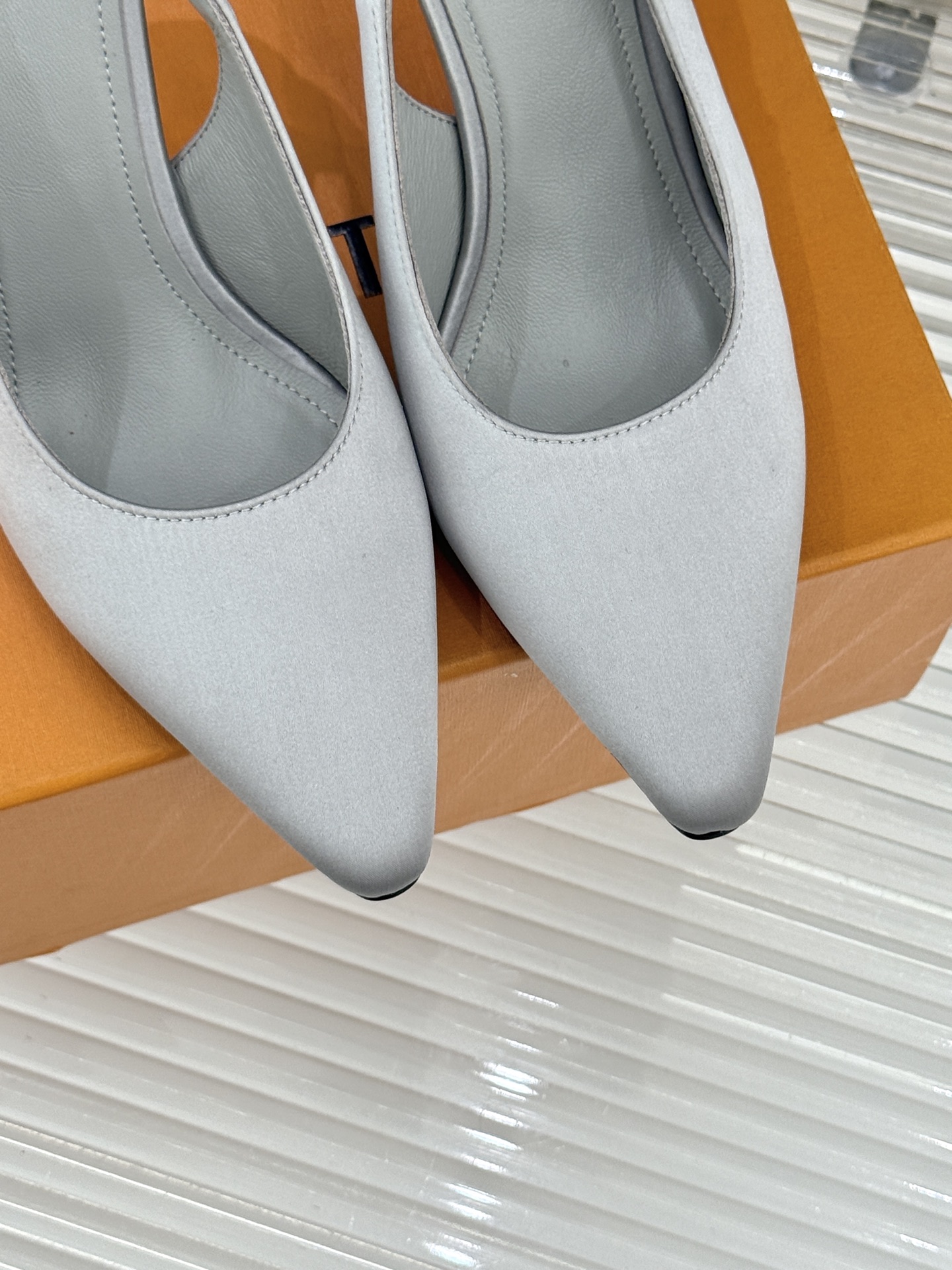 驴牌25WF秋冬新品老花水钻尖头后空高跟凉鞋感受先锋设计与经典格调的激情碰撞让足下生风 成为街头焦点。经