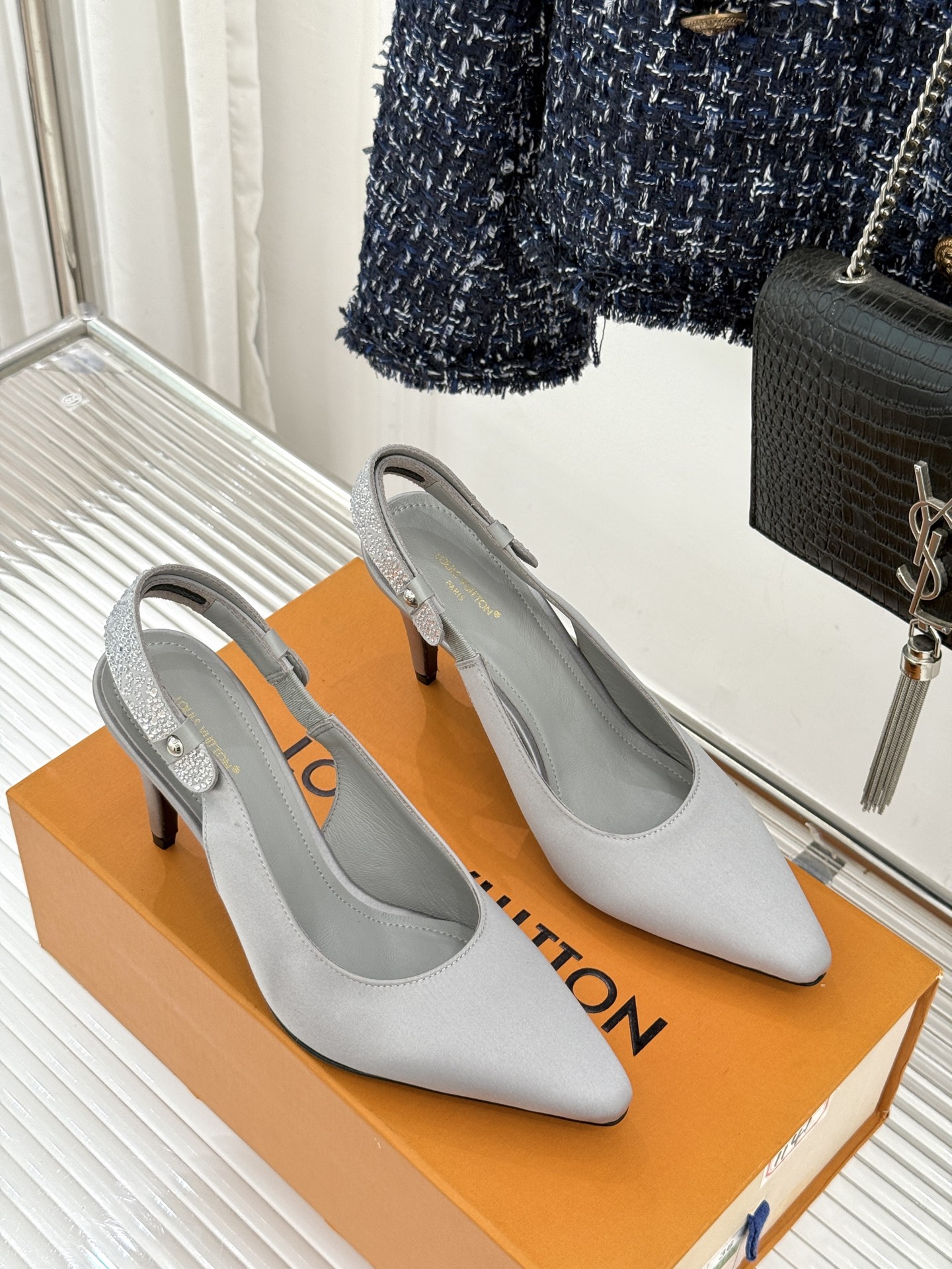 驴牌25WF秋冬新品老花水钻尖头后空高跟凉鞋感受先锋设计与经典格调的激情碰撞让足下生风 成为街头焦点。经