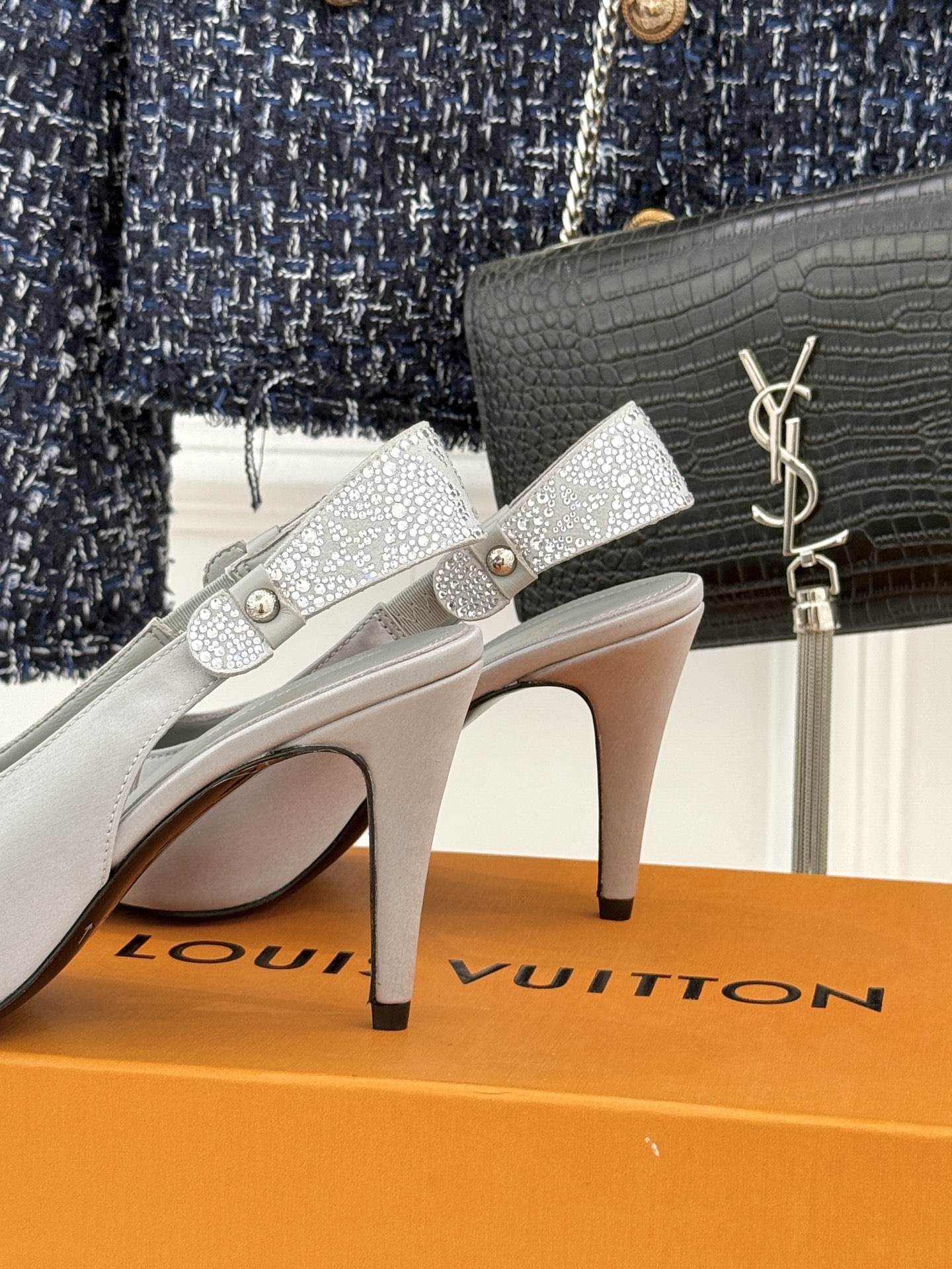 驴牌25WF秋冬新品老花水钻尖头后空高跟凉鞋感受先锋设计与经典格调的激情碰撞让足下生风 成为街头焦点。经