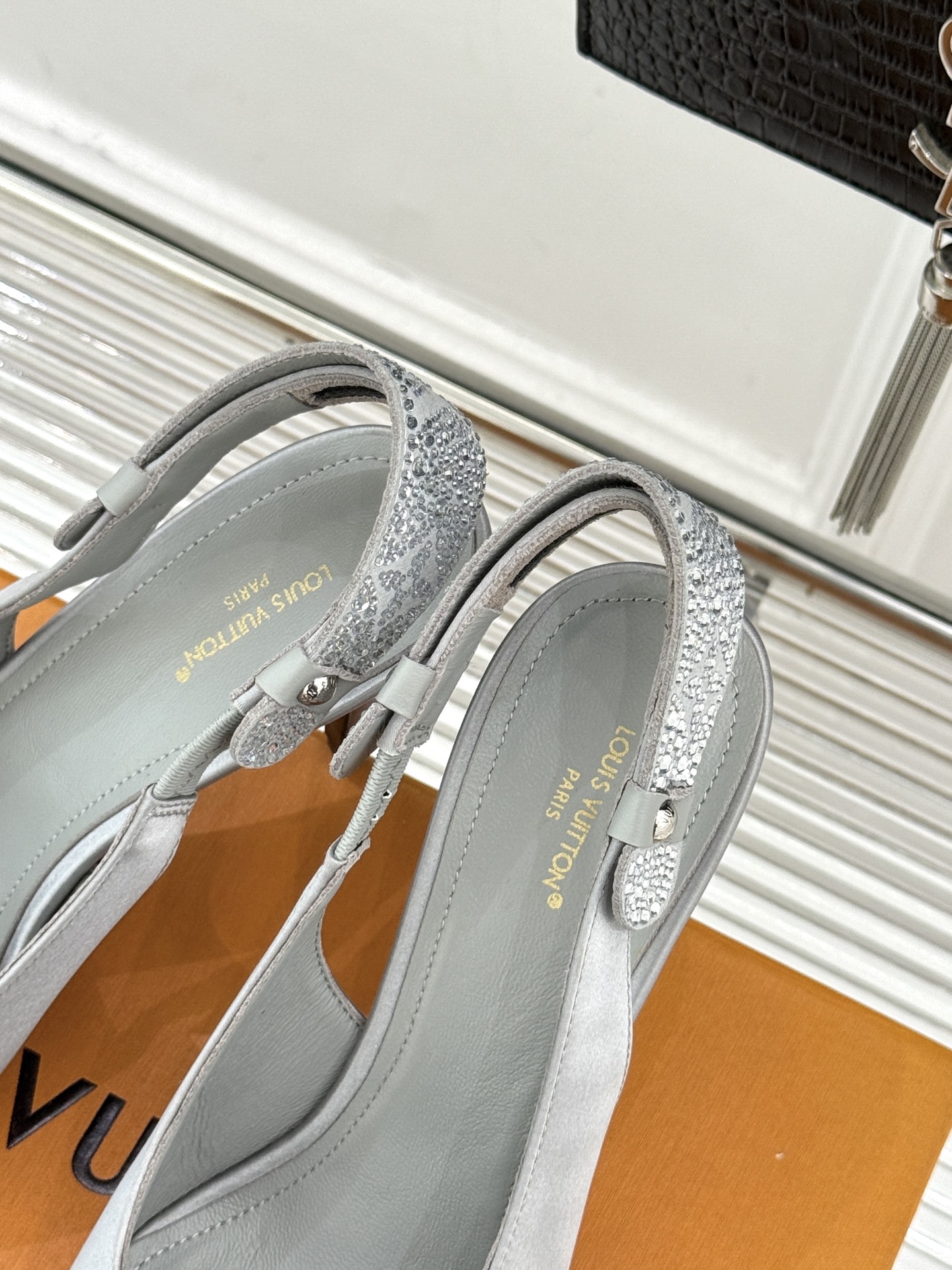 驴牌25WF秋冬新品老花水钻尖头后空高跟凉鞋感受先锋设计与经典格调的激情碰撞让足下生风 成为街头焦点。经