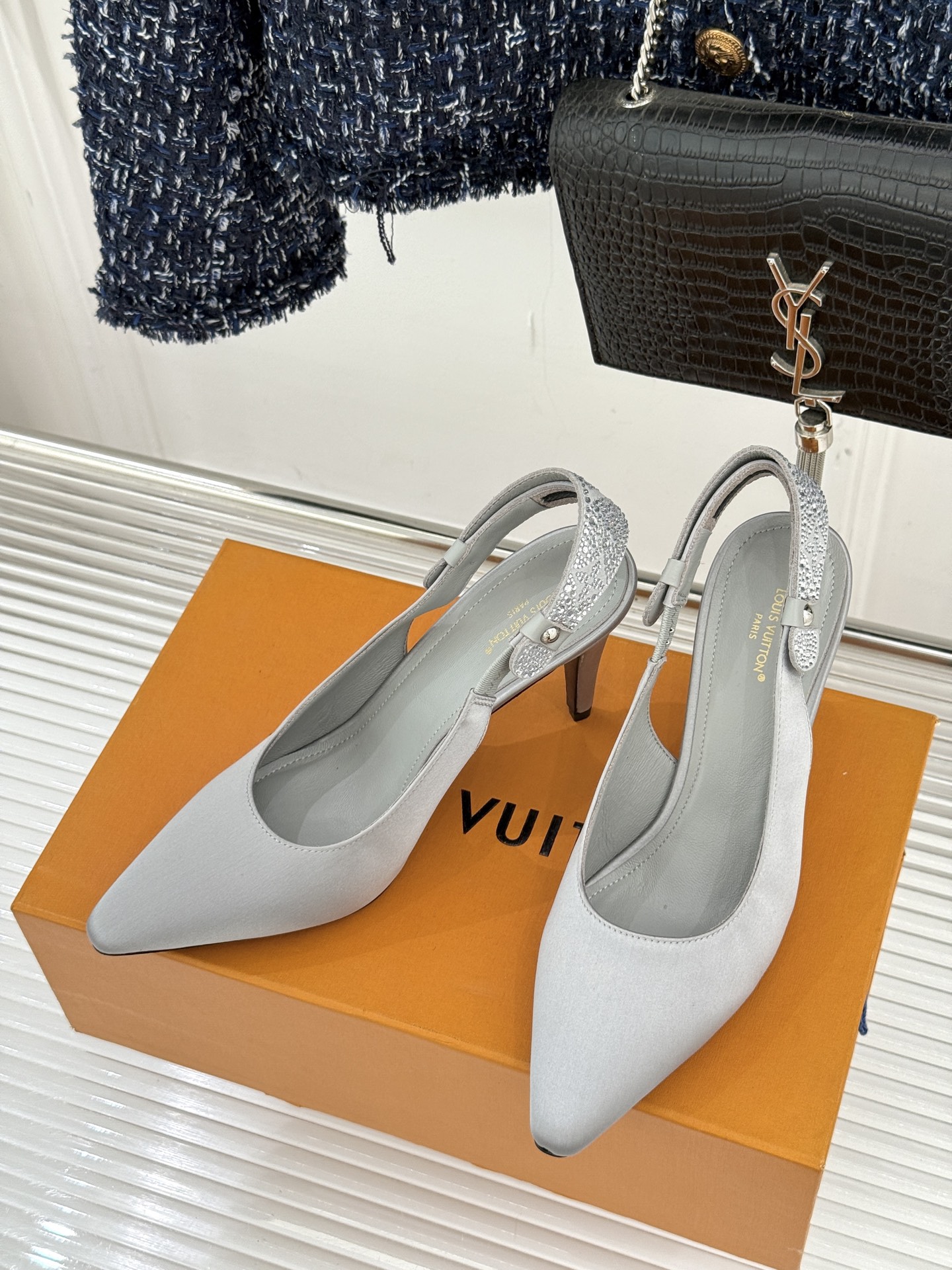 驴牌25WF秋冬新品老花水钻尖头后空高跟凉鞋感受先锋设计与经典格调的激情碰撞让足下生风 成为街头焦点。经