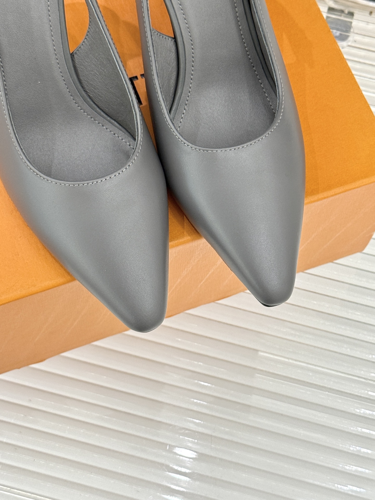 驴牌25WF秋冬新品老花水钻尖头后空高跟凉鞋感受先锋设计与经典格调的激情碰撞让足下生风 成为街头焦点。经