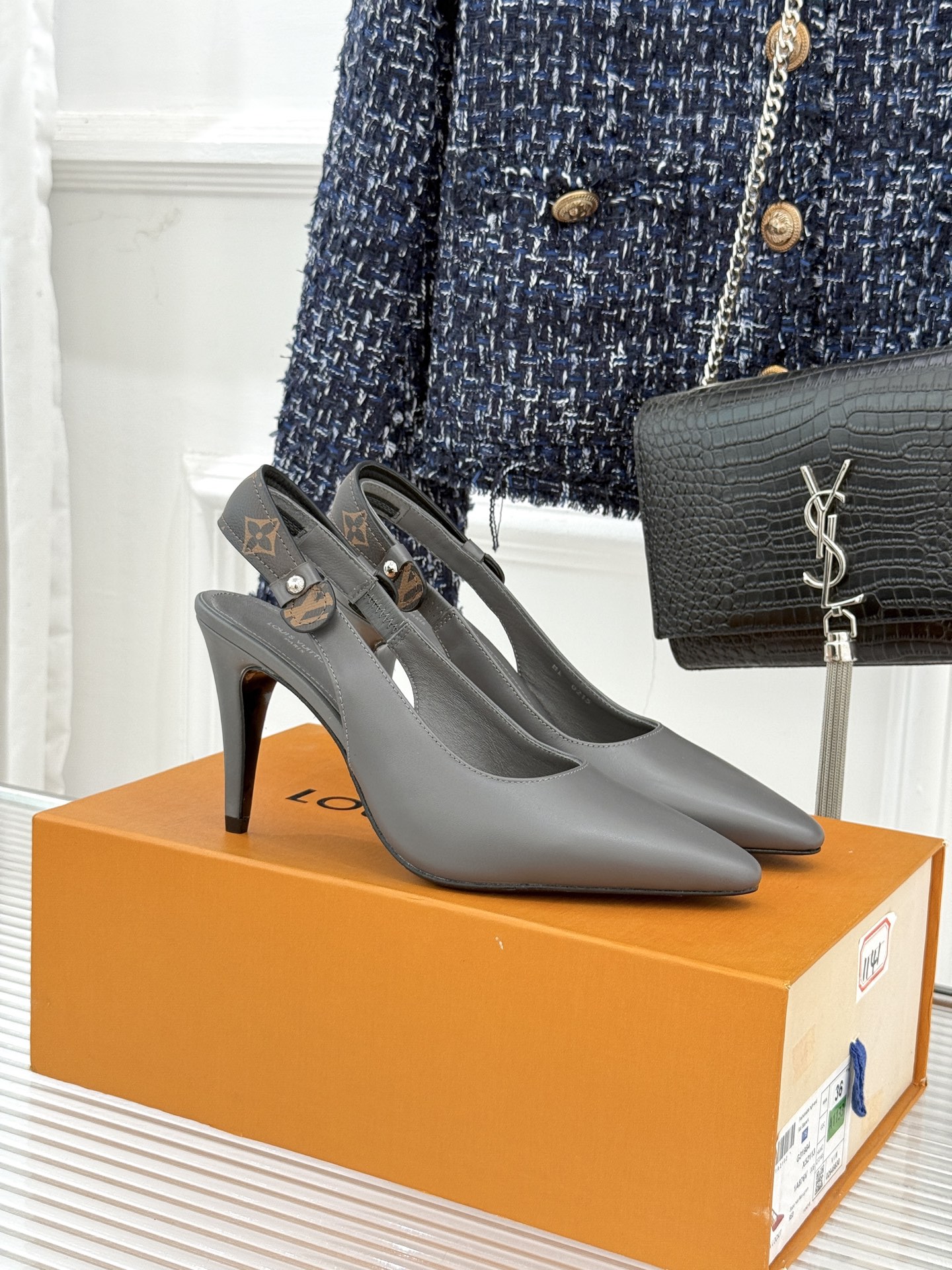 NO:649213,Diamond 330 Donkey brand 25WF autumn and winter new presbyopia rhinestone pointy toe high-heeled sandals. Feel the passionate collision of avant-garde design and classic style, let your feet be windy and become the focus of the street. The classic presbyopia and modern fashion collide and sparkle. Each step reveals the brand heritage. The exquisite metal LV logo is embellished on it, showing luxury in a low-key manner and inadvertently showing extraordinary taste. The individual pointed toe design is neat and fashionable, perfectly elongating the leg line.  It gives you confidence and freedom when walking. The two heights find a perfect balance between elegance and comfort, allowing you to exude charm and full aura in every gesture. Pair it with slim jeans and a simple top to create a smart commuting style. Combined with a floral dress, it is an elegant and romantic French style. Wear it to a party and instantly become the focus of the audience. The fabric is made of original custom fabrics, the lining and feet are all sheepskin, and the genuine leather outsole imported from Italy  size35-39 (customized 40/41), high heels sandals, louis vuitton, louis vuitton, sandals, high heels, skirts, jeans, sheepskin, Leather soles19860909带钻330 驴牌25WF秋冬新品老花水钻尖头后空 高跟凉鞋 感受先锋设计与经典格调的激情碰撞 让足下生风 成为街头焦点. 经典老花与现代时尚碰撞出火花 每一步都踏出品牌底蕴. 精致金属LV标识点缀其上 低调中彰显奢华 不经意间展现非凡品味. 个性尖头设计 利落又时尚 完美拉长腿部线条 赋予你行走间的自信与洒脱. 两种高度 在优雅与舒适间找到绝妙平衡 让你在举手投足间散发迷人魅力 气场全开. 搭配修身牛仔裤和简约上衣 打造干练通勤风 与碎花连衣裙组合 就是优雅浪漫的法式风情 穿上它参加派对 瞬间成为全场焦点. 面料采用原版定制面料 内里垫脚均为羊皮 意大利进口真皮大底 size35-39（40/41定制）,高跟鞋凉鞋,louis vuitton,louis vuitton,sandals,high heels,skirts,jeans,sheepskin,Leather soles,Women's Shoes