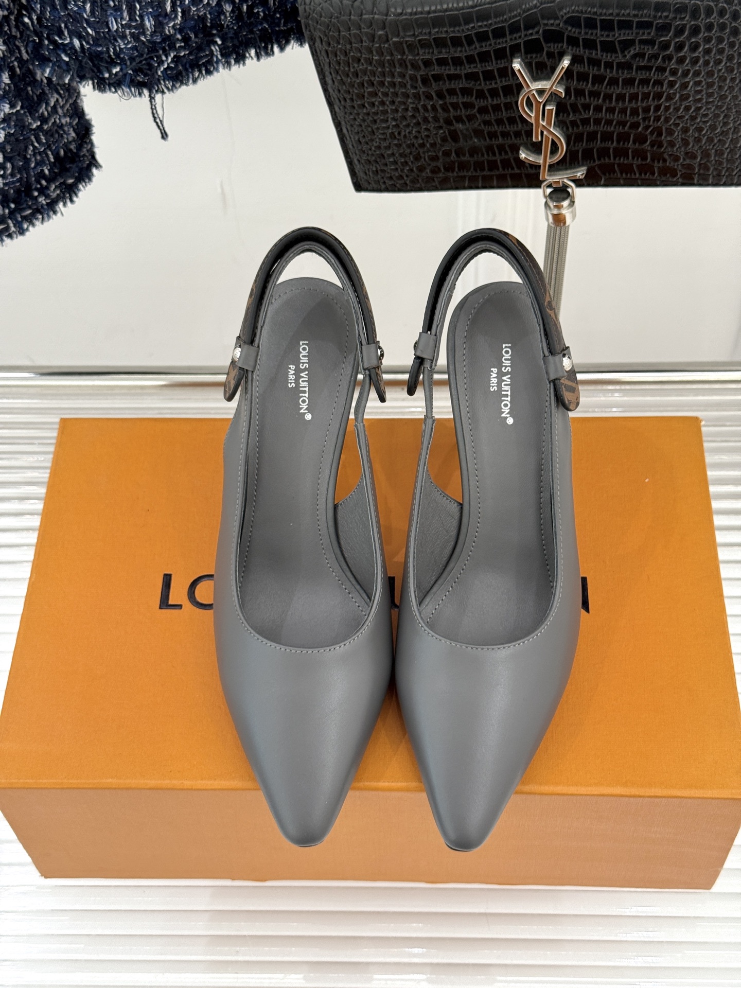 驴牌25WF秋冬新品老花水钻尖头后空高跟凉鞋感受先锋设计与经典格调的激情碰撞让足下生风 成为街头焦点。经