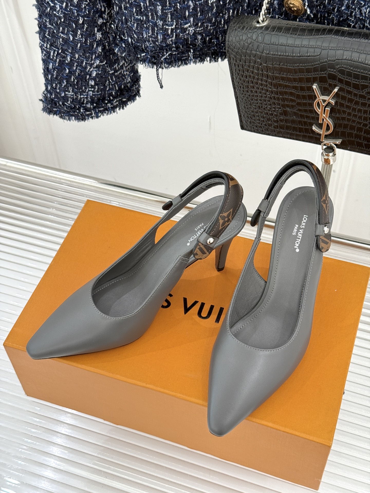 驴牌25WF秋冬新品老花水钻尖头后空高跟凉鞋感受先锋设计与经典格调的激情碰撞让足下生风 成为街头焦点。经