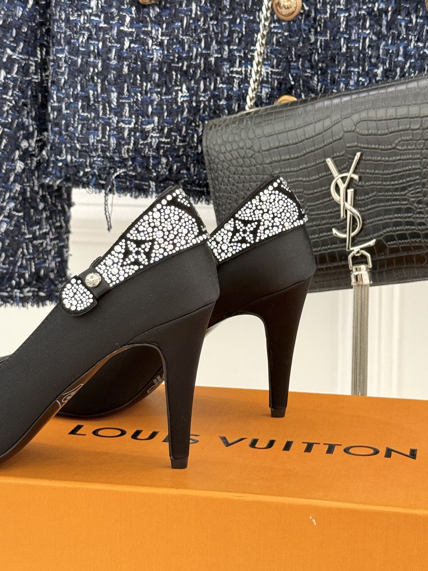 驴牌25WF秋冬新品老花水钻尖头后空高跟凉鞋感受先锋设计与经典格调的激情碰撞让足下生风 成为街头焦点。经