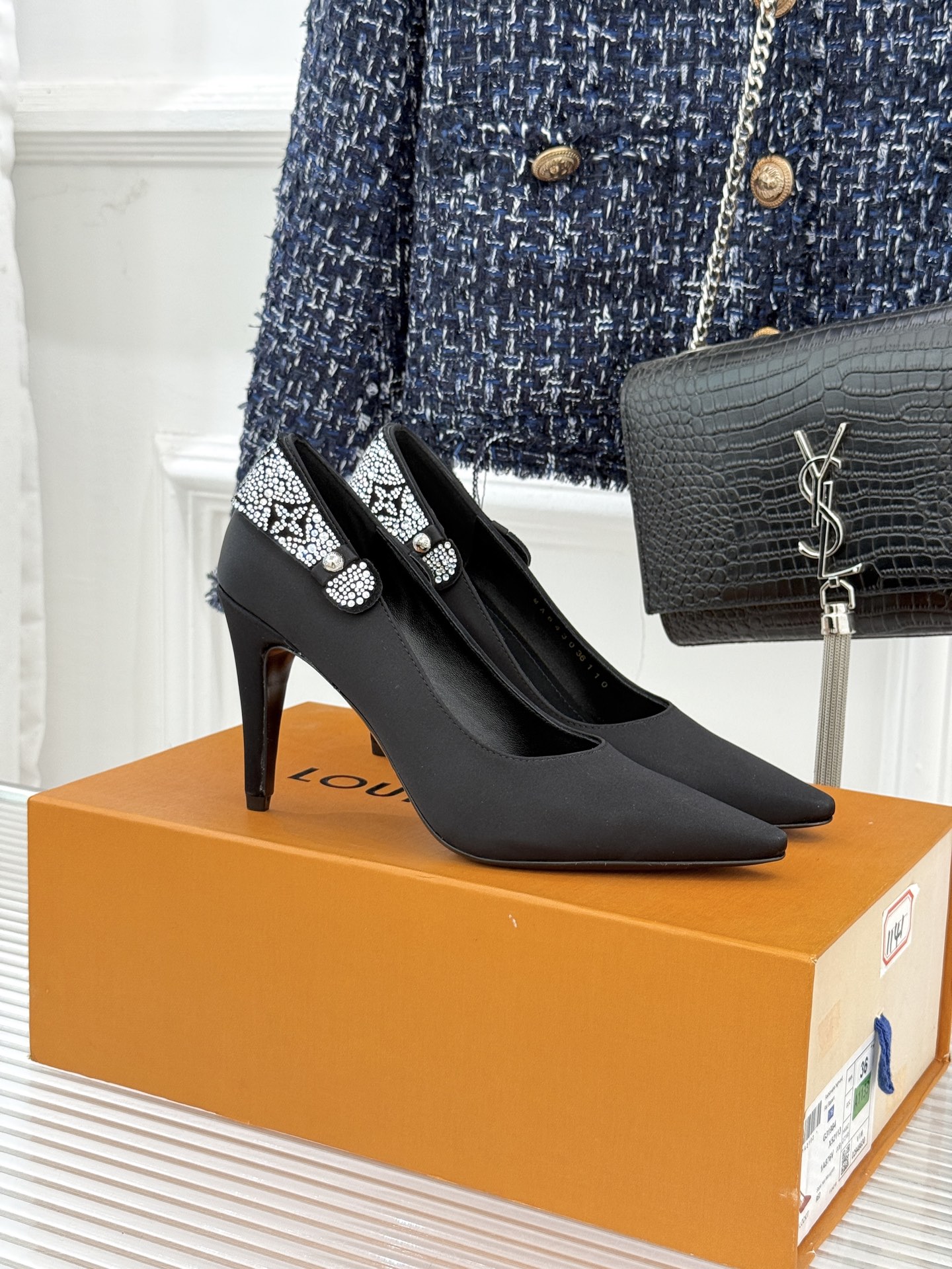 驴牌25WF秋冬新品老花水钻尖头后空高跟凉鞋感受先锋设计与经典格调的激情碰撞让足下生风 成为街头焦点。经