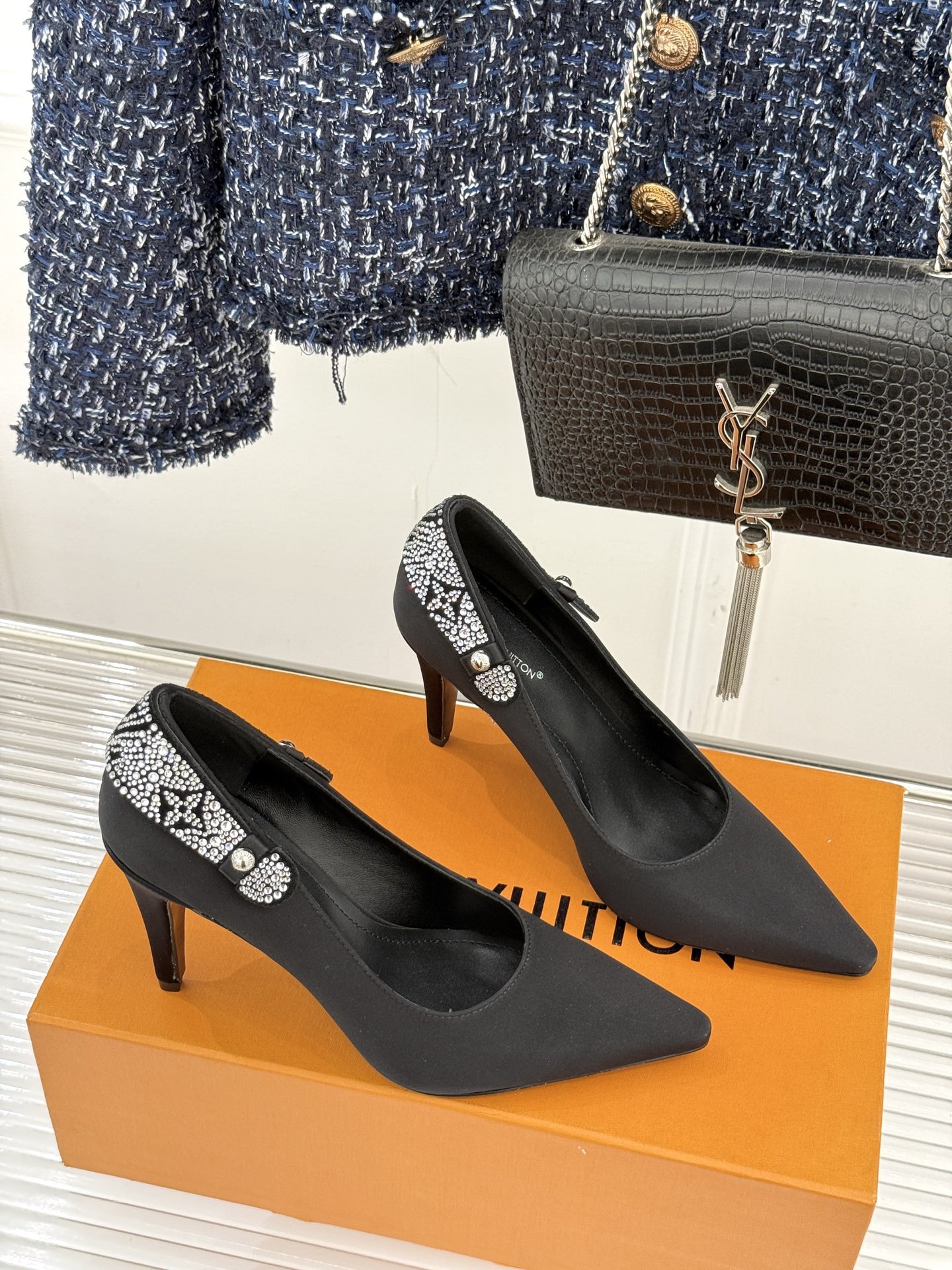 驴牌25WF秋冬新品老花水钻尖头后空高跟凉鞋感受先锋设计与经典格调的激情碰撞让足下生风 成为街头焦点。经