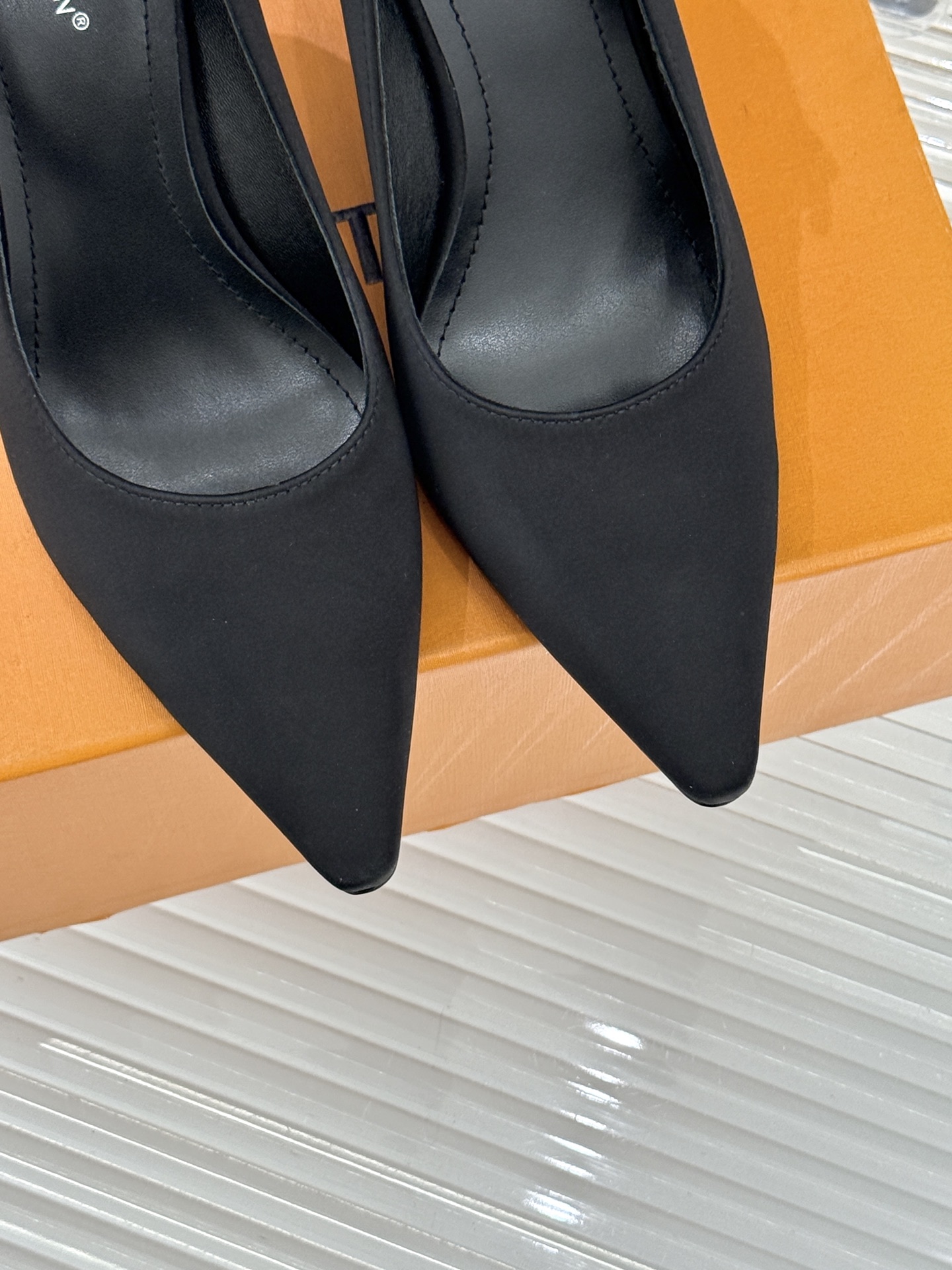 驴牌25WF秋冬新品老花水钻尖头后空高跟凉鞋感受先锋设计与经典格调的激情碰撞让足下生风 成为街头焦点。经