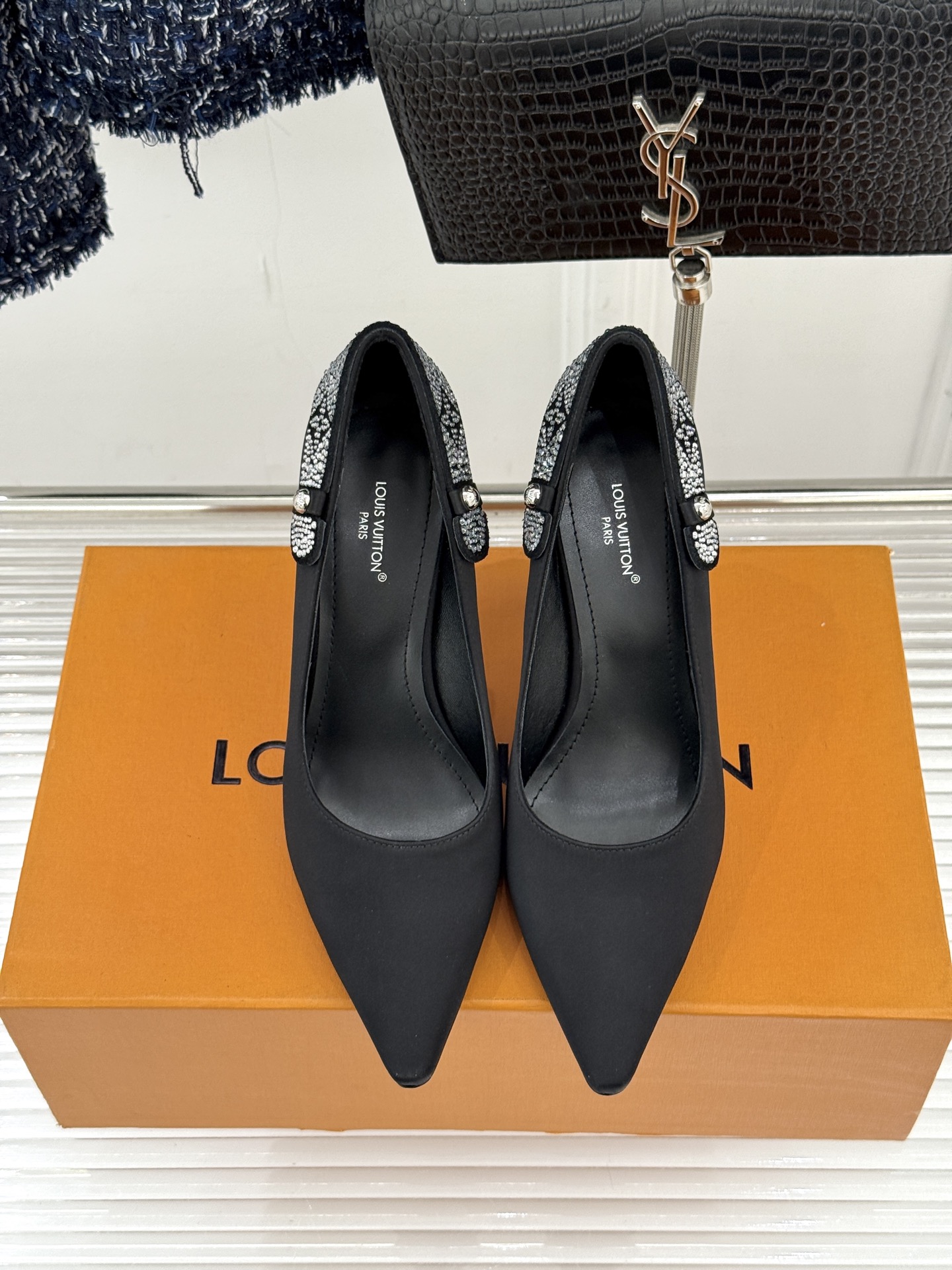 驴牌25WF秋冬新品老花水钻尖头后空高跟凉鞋感受先锋设计与经典格调的激情碰撞让足下生风 成为街头焦点。经