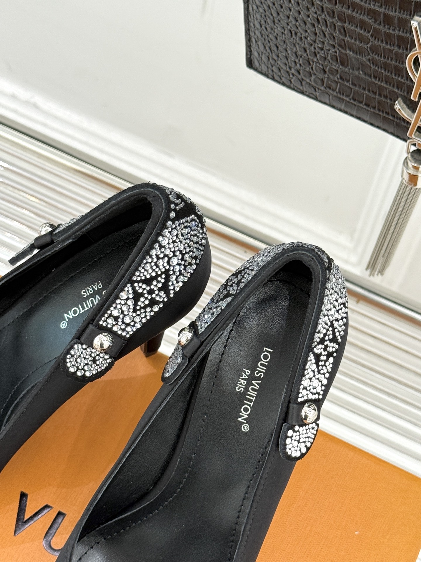 驴牌25WF秋冬新品老花水钻尖头后空高跟凉鞋感受先锋设计与经典格调的激情碰撞让足下生风 成为街头焦点。经