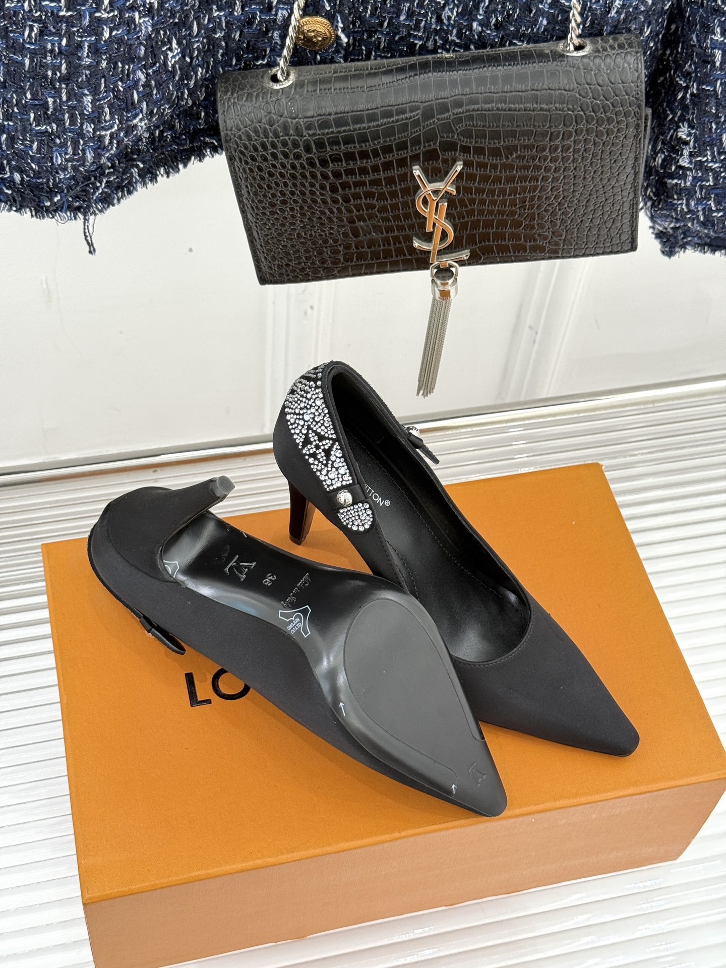 驴牌25WF秋冬新品老花水钻尖头后空高跟凉鞋感受先锋设计与经典格调的激情碰撞让足下生风 成为街头焦点。经