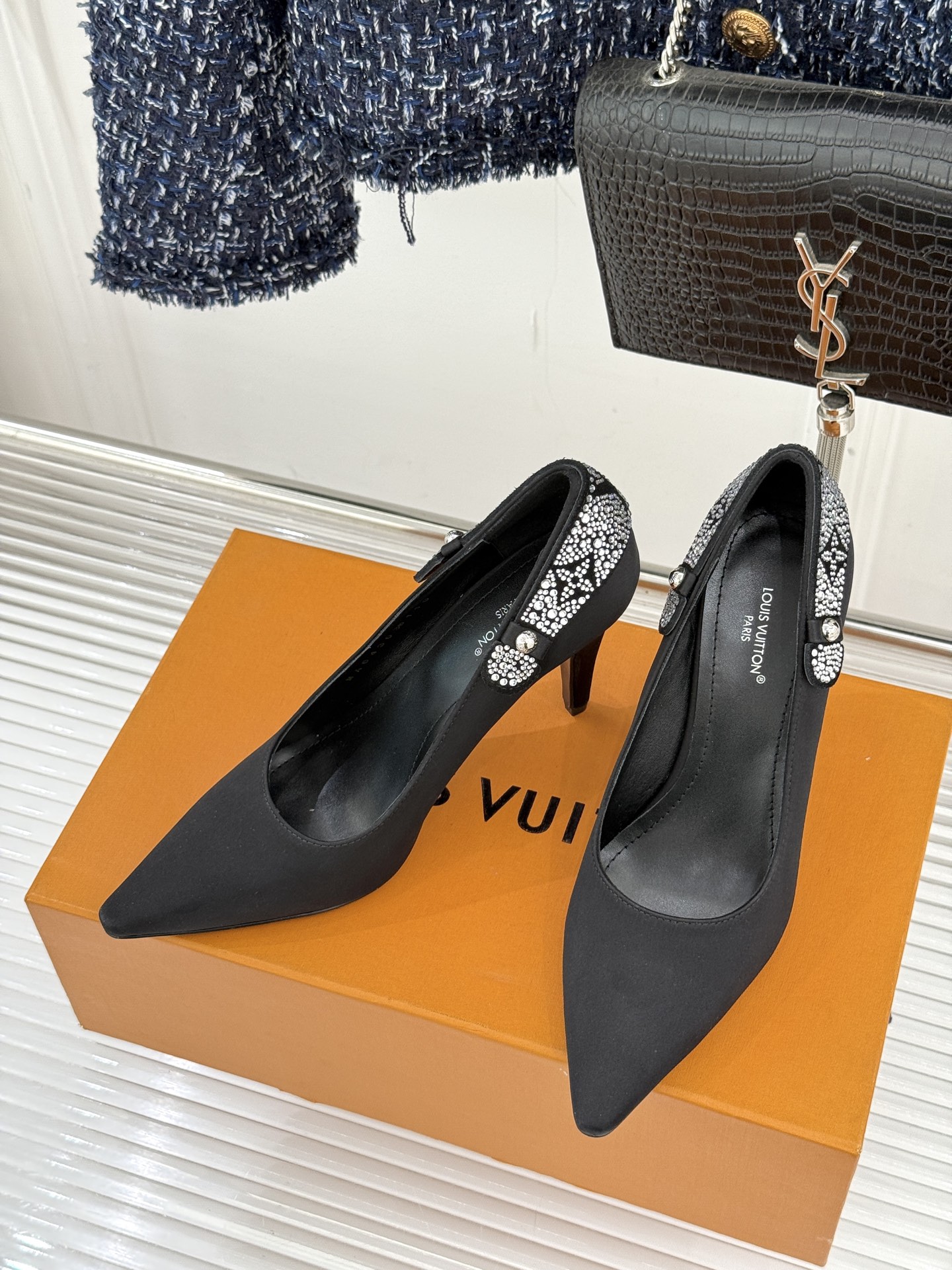 驴牌25WF秋冬新品老花水钻尖头后空高跟凉鞋感受先锋设计与经典格调的激情碰撞让足下生风 成为街头焦点。经