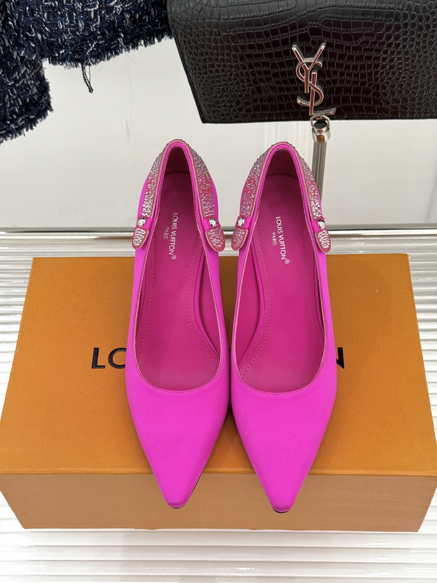 驴牌25WF秋冬新品老花水钻尖头后空高跟凉鞋感受先锋设计与经典格调的激情碰撞让足下生风 成为街头焦点。经