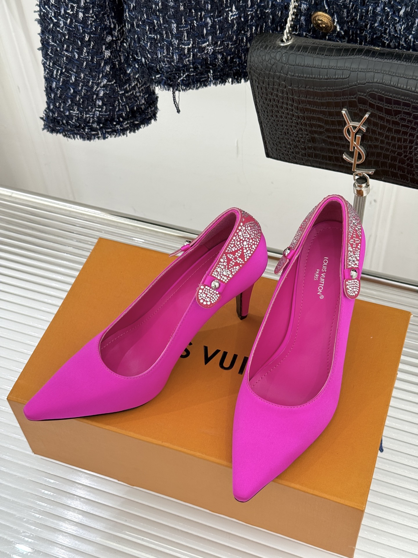 驴牌25WF秋冬新品老花水钻尖头后空高跟凉鞋感受先锋设计与经典格调的激情碰撞让足下生风 成为街头焦点。经