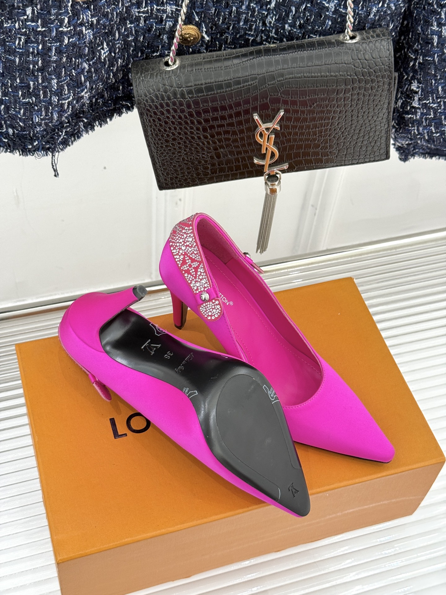 驴牌25WF秋冬新品老花水钻尖头后空高跟凉鞋感受先锋设计与经典格调的激情碰撞让足下生风 成为街头焦点。经