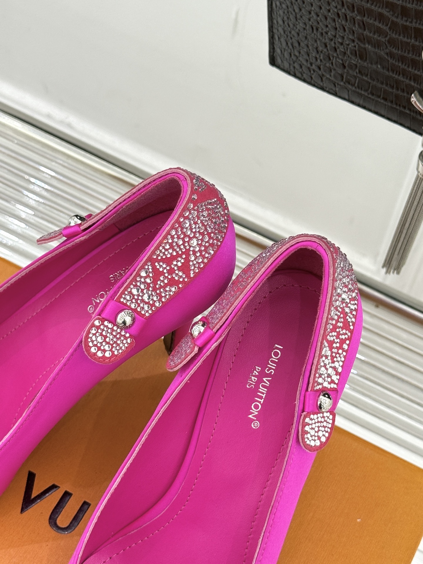 驴牌25WF秋冬新品老花水钻尖头后空高跟凉鞋感受先锋设计与经典格调的激情碰撞让足下生风 成为街头焦点。经