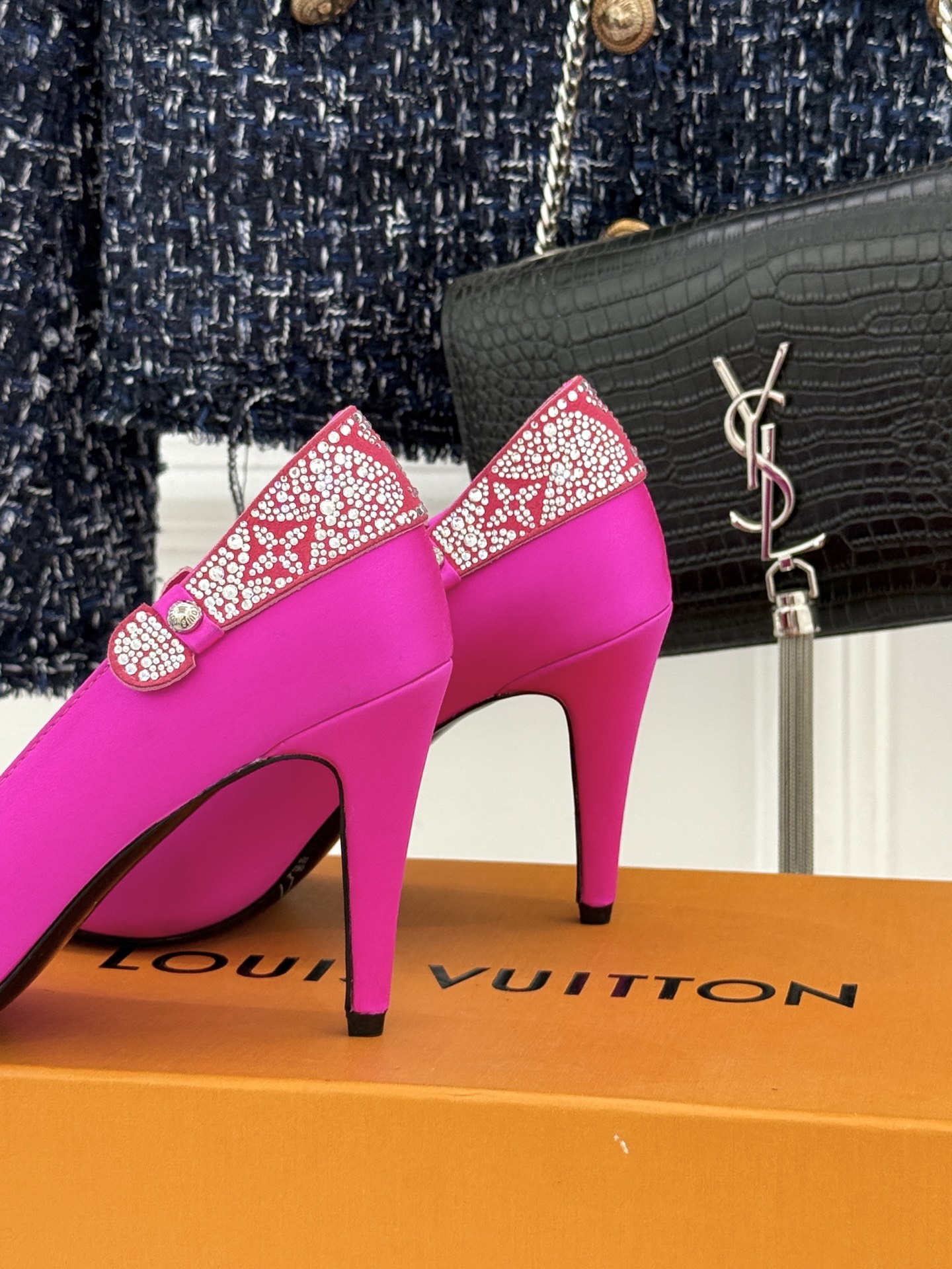 驴牌25WF秋冬新品老花水钻尖头后空高跟凉鞋感受先锋设计与经典格调的激情碰撞让足下生风 成为街头焦点。经