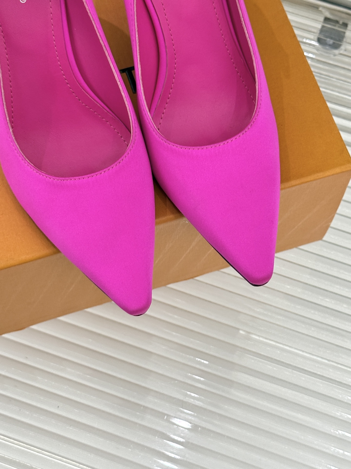 驴牌25WF秋冬新品老花水钻尖头后空高跟凉鞋感受先锋设计与经典格调的激情碰撞让足下生风 成为街头焦点。经