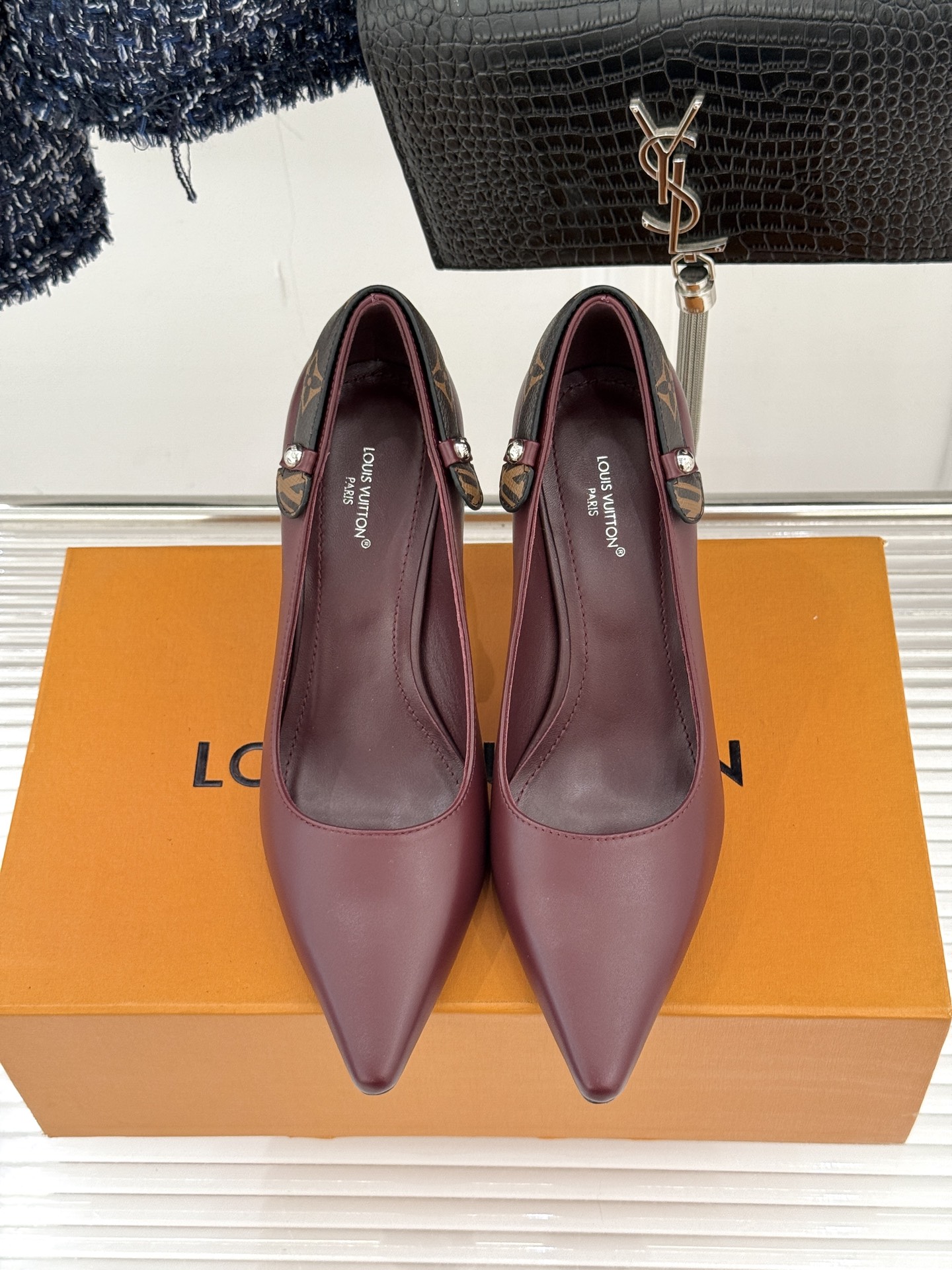 驴牌25WF秋冬新品老花水钻尖头后空高跟凉鞋感受先锋设计与经典格调的激情碰撞让足下生风 成为街头焦点。经