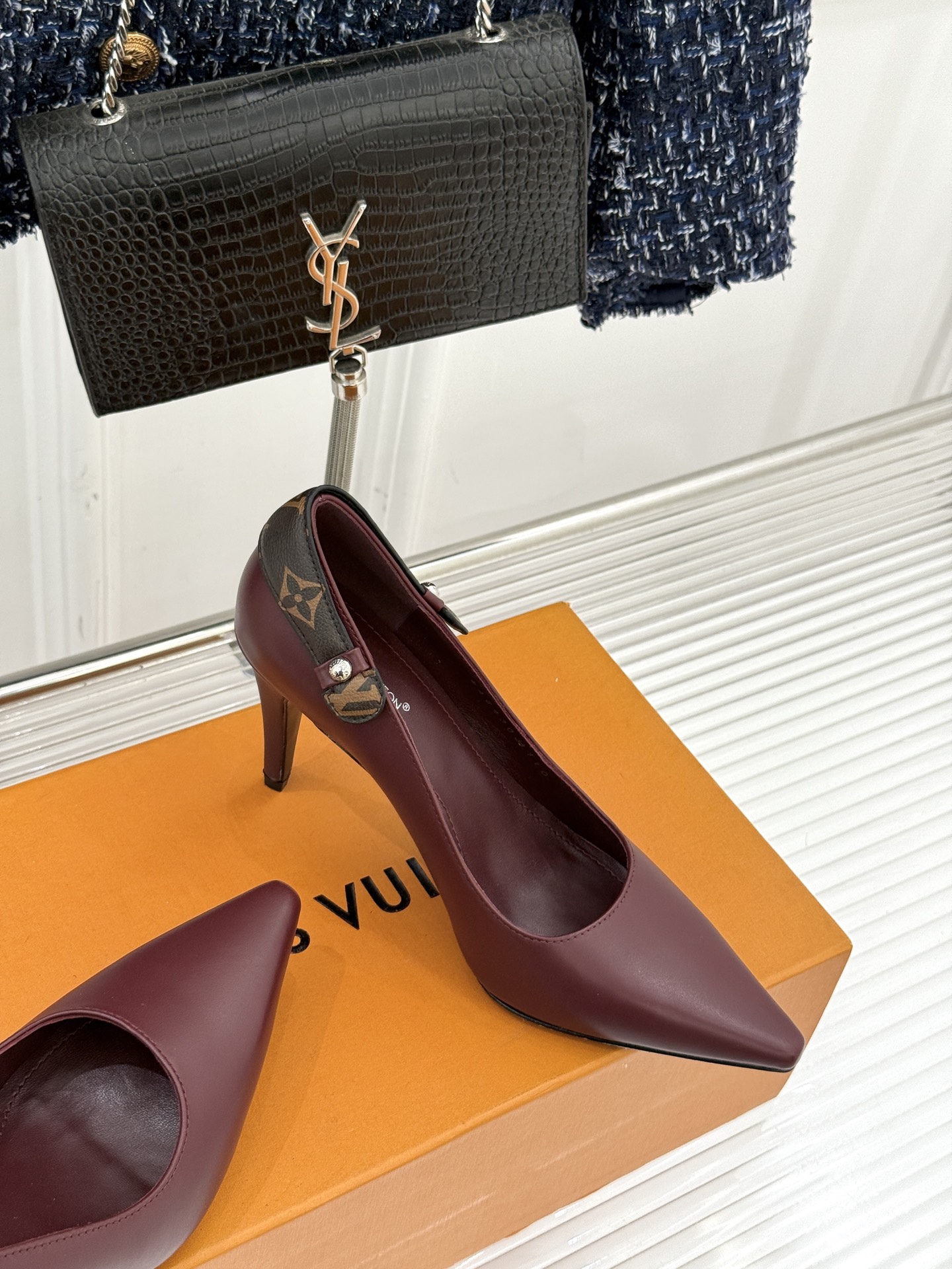 驴牌25WF秋冬新品老花水钻尖头后空高跟凉鞋感受先锋设计与经典格调的激情碰撞让足下生风 成为街头焦点。经