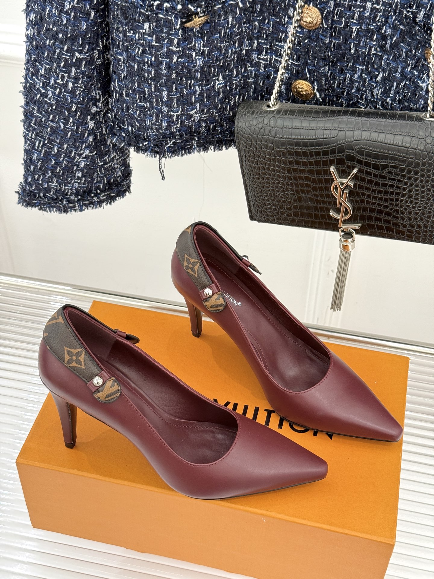 驴牌25WF秋冬新品老花水钻尖头后空高跟凉鞋感受先锋设计与经典格调的激情碰撞让足下生风 成为街头焦点。经