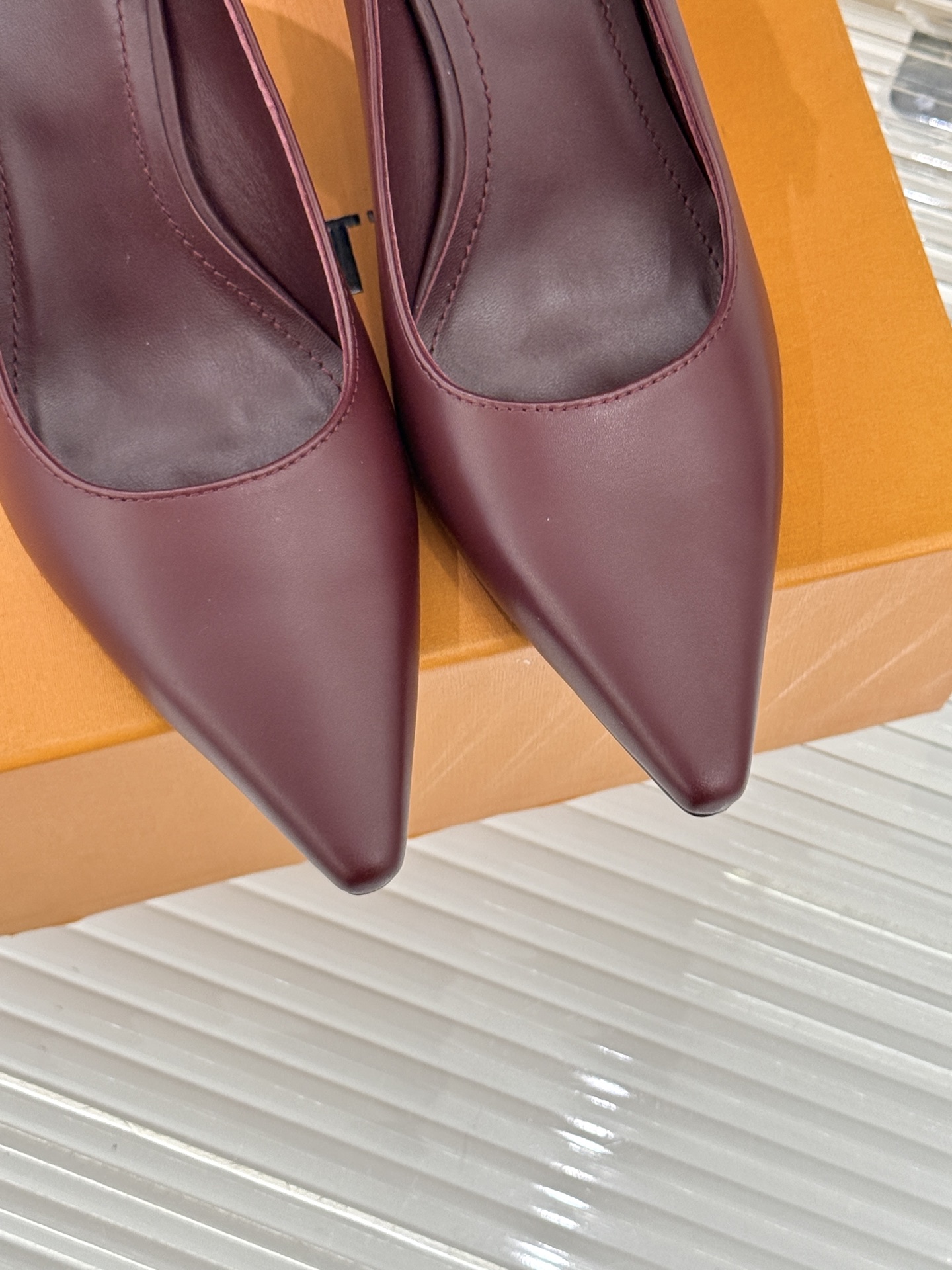 驴牌25WF秋冬新品老花水钻尖头后空高跟凉鞋感受先锋设计与经典格调的激情碰撞让足下生风 成为街头焦点。经