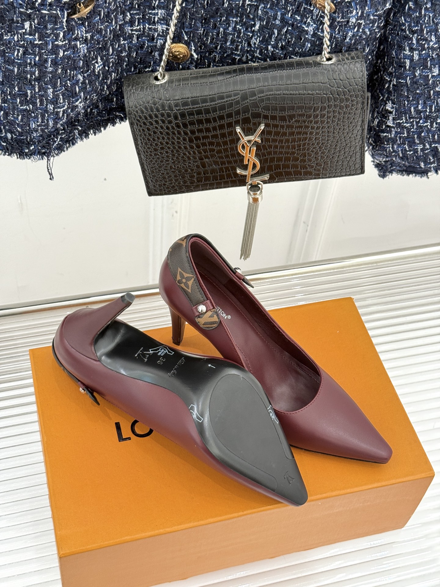 驴牌25WF秋冬新品老花水钻尖头后空高跟凉鞋感受先锋设计与经典格调的激情碰撞让足下生风 成为街头焦点。经