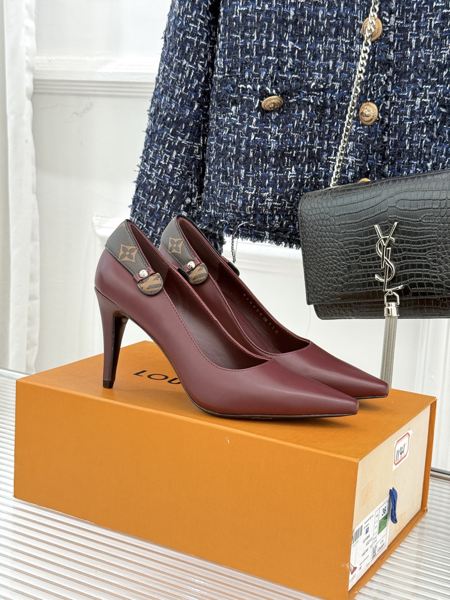 驴牌25WF秋冬新品老花水钻尖头后空高跟凉鞋感受先锋设计与经典格调的激情碰撞让足下生风 成为街头焦点。经