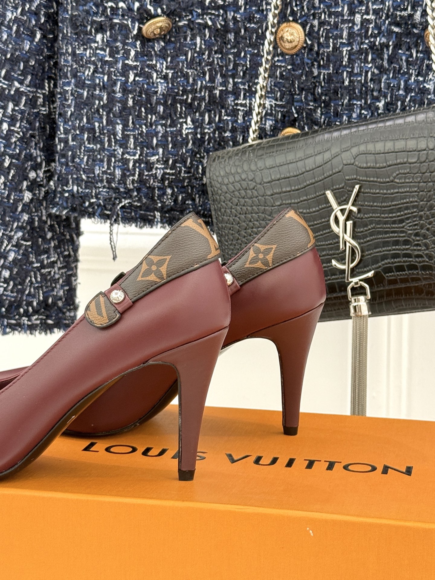 驴牌25WF秋冬新品老花水钻尖头后空高跟凉鞋感受先锋设计与经典格调的激情碰撞让足下生风 成为街头焦点。经