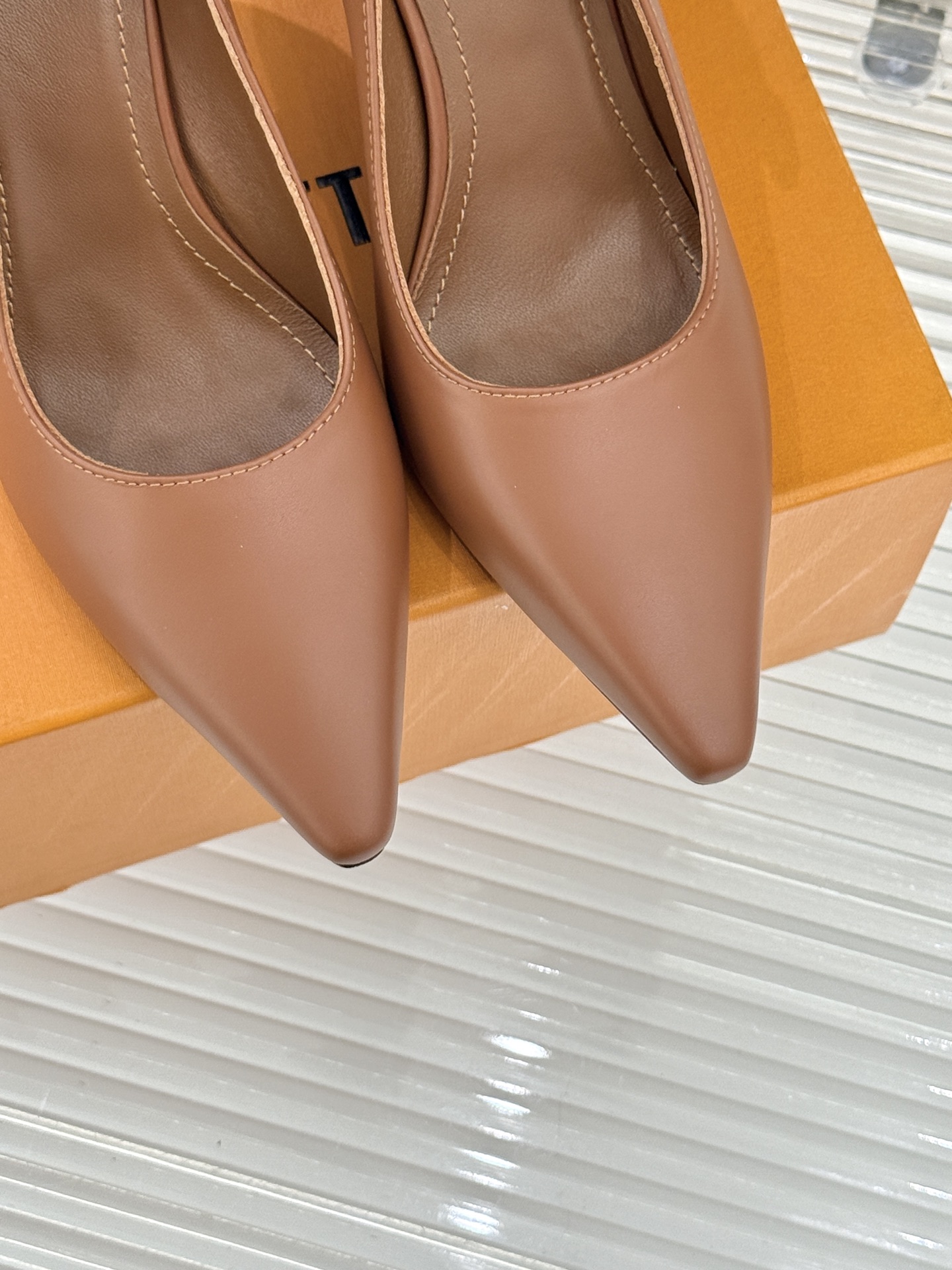 驴牌25WF秋冬新品老花水钻尖头后空高跟凉鞋感受先锋设计与经典格调的激情碰撞让足下生风 成为街头焦点。经