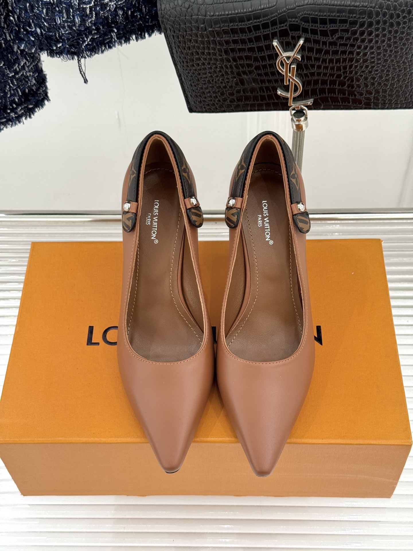 驴牌25WF秋冬新品老花水钻尖头后空高跟凉鞋感受先锋设计与经典格调的激情碰撞让足下生风 成为街头焦点。经