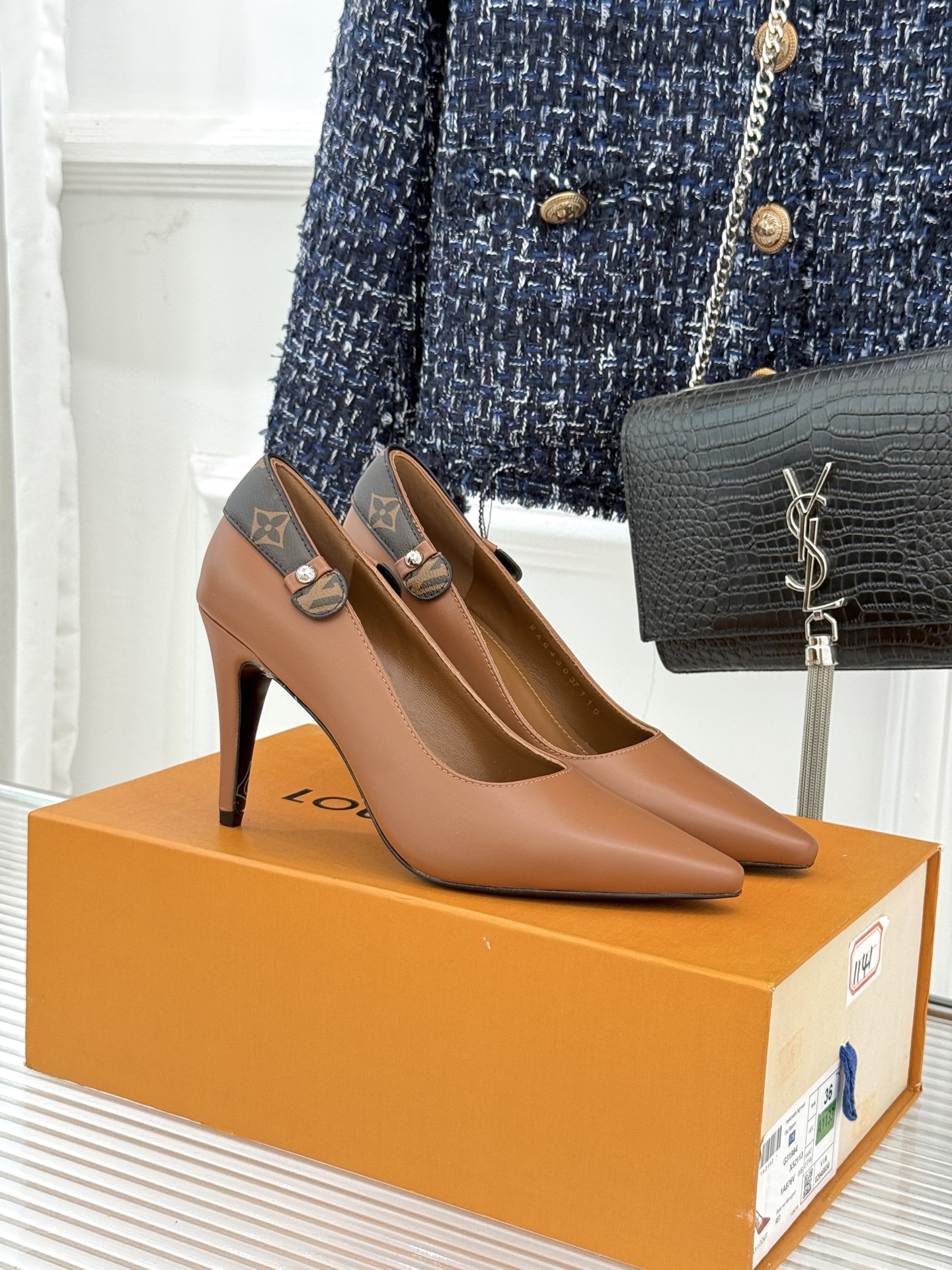 驴牌25WF秋冬新品老花水钻尖头后空高跟凉鞋感受先锋设计与经典格调的激情碰撞让足下生风 成为街头焦点。经