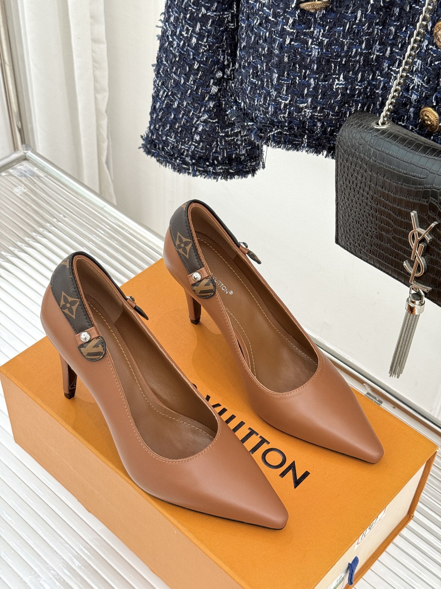 驴牌25WF秋冬新品老花水钻尖头后空高跟凉鞋感受先锋设计与经典格调的激情碰撞让足下生风 成为街头焦点。经