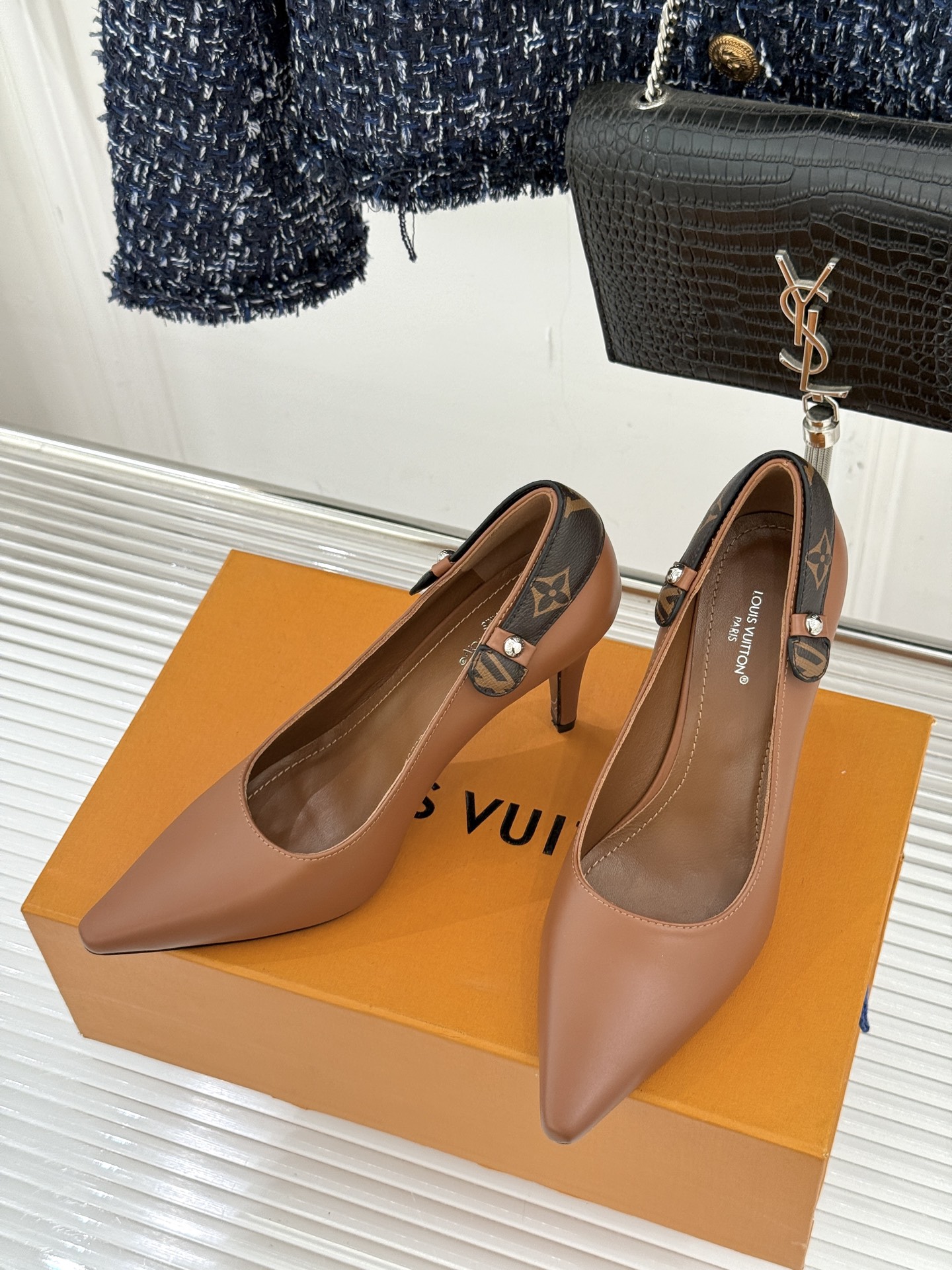 驴牌25WF秋冬新品老花水钻尖头后空高跟凉鞋感受先锋设计与经典格调的激情碰撞让足下生风 成为街头焦点。经