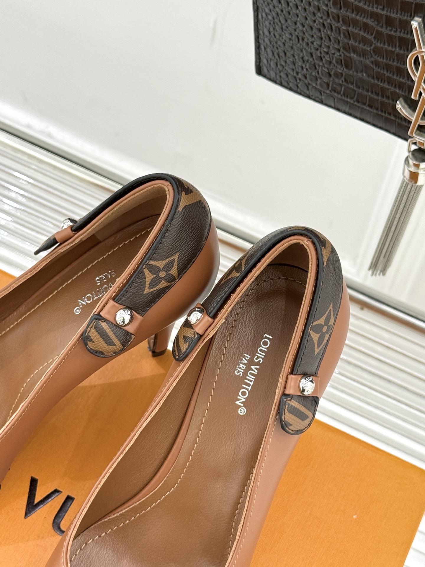 驴牌25WF秋冬新品老花水钻尖头后空高跟凉鞋感受先锋设计与经典格调的激情碰撞让足下生风 成为街头焦点。经