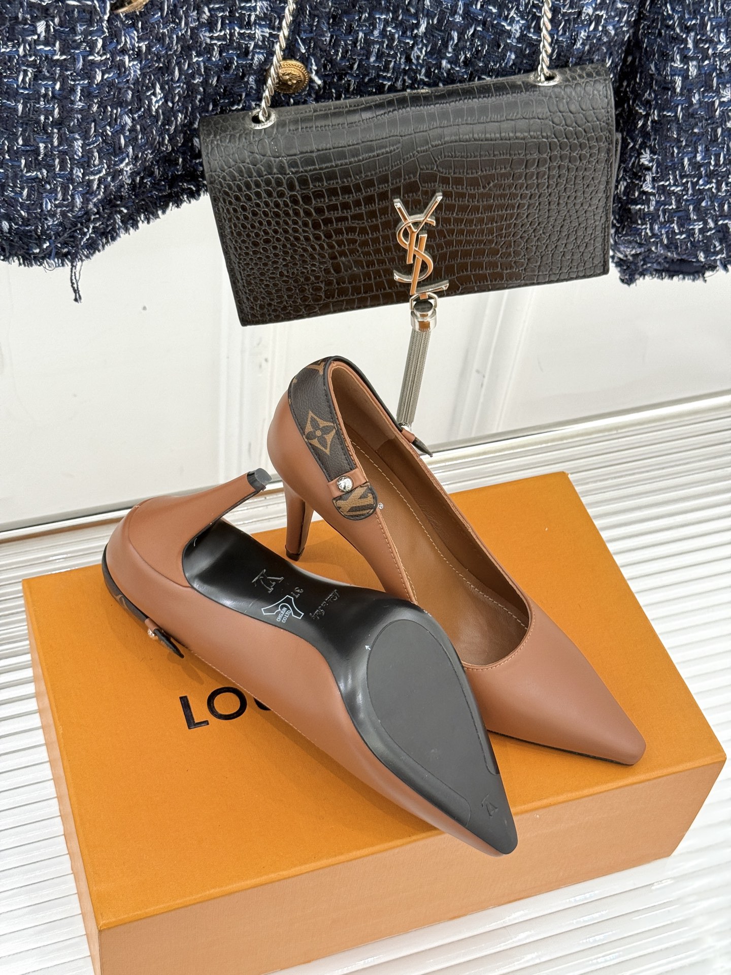 驴牌25WF秋冬新品老花水钻尖头后空高跟凉鞋感受先锋设计与经典格调的激情碰撞让足下生风 成为街头焦点。经