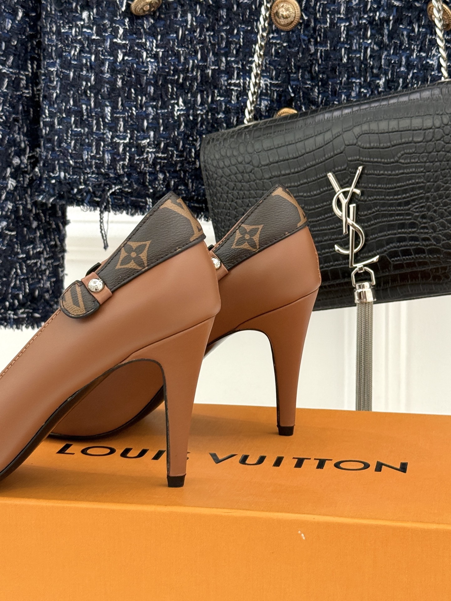 驴牌25WF秋冬新品老花水钻尖头后空高跟凉鞋感受先锋设计与经典格调的激情碰撞让足下生风 成为街头焦点。经