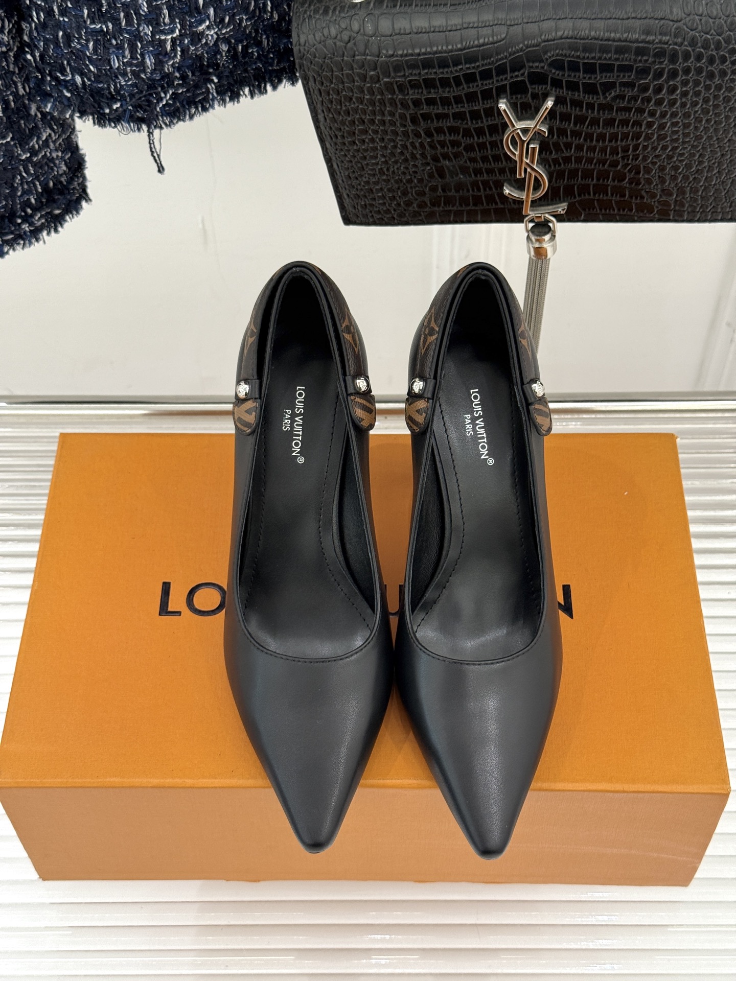 驴牌25WF秋冬新品老花水钻尖头后空高跟凉鞋感受先锋设计与经典格调的激情碰撞让足下生风 成为街头焦点。经